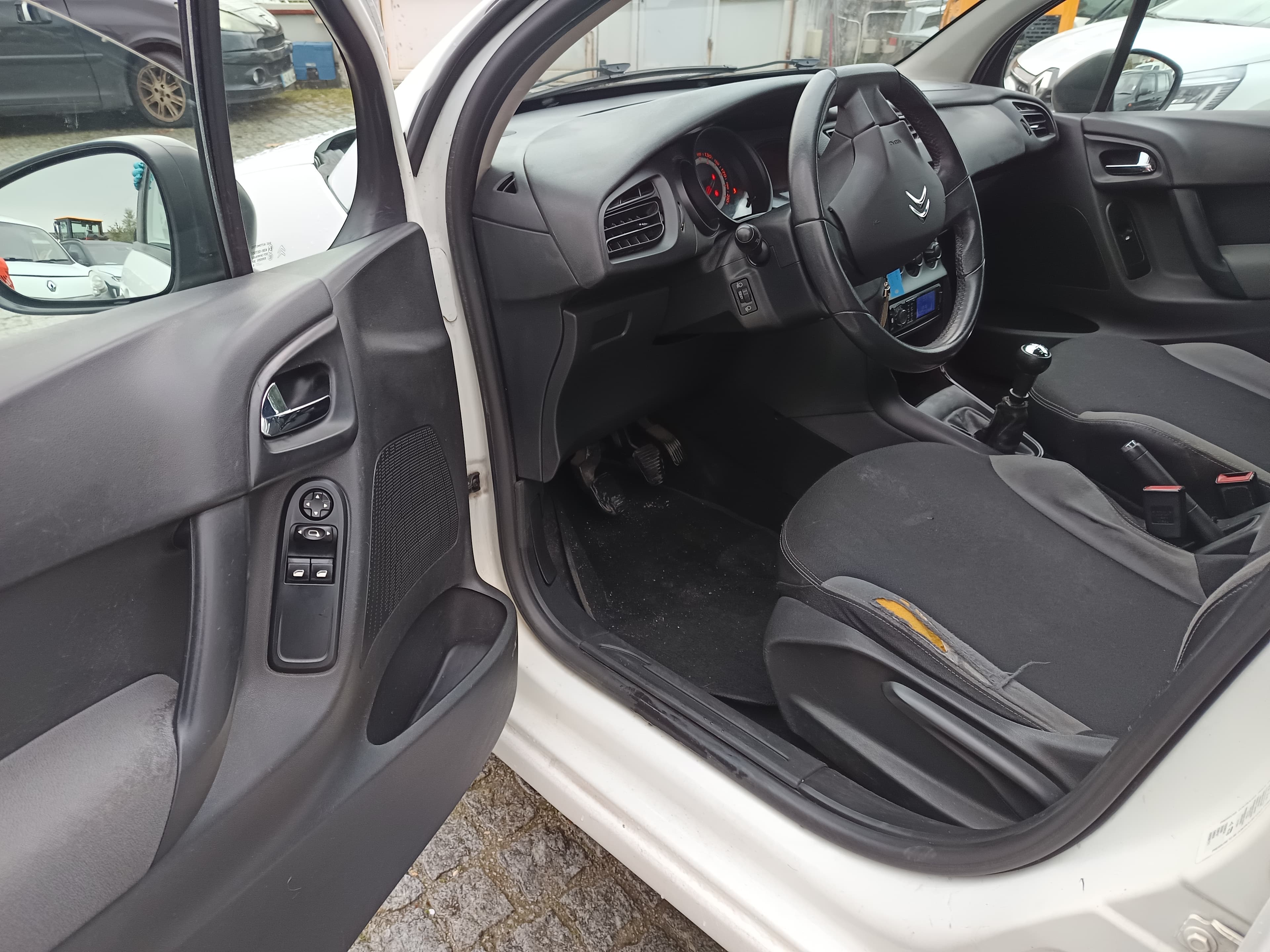 Citroën C3 · Ano 2010 — imagem 24