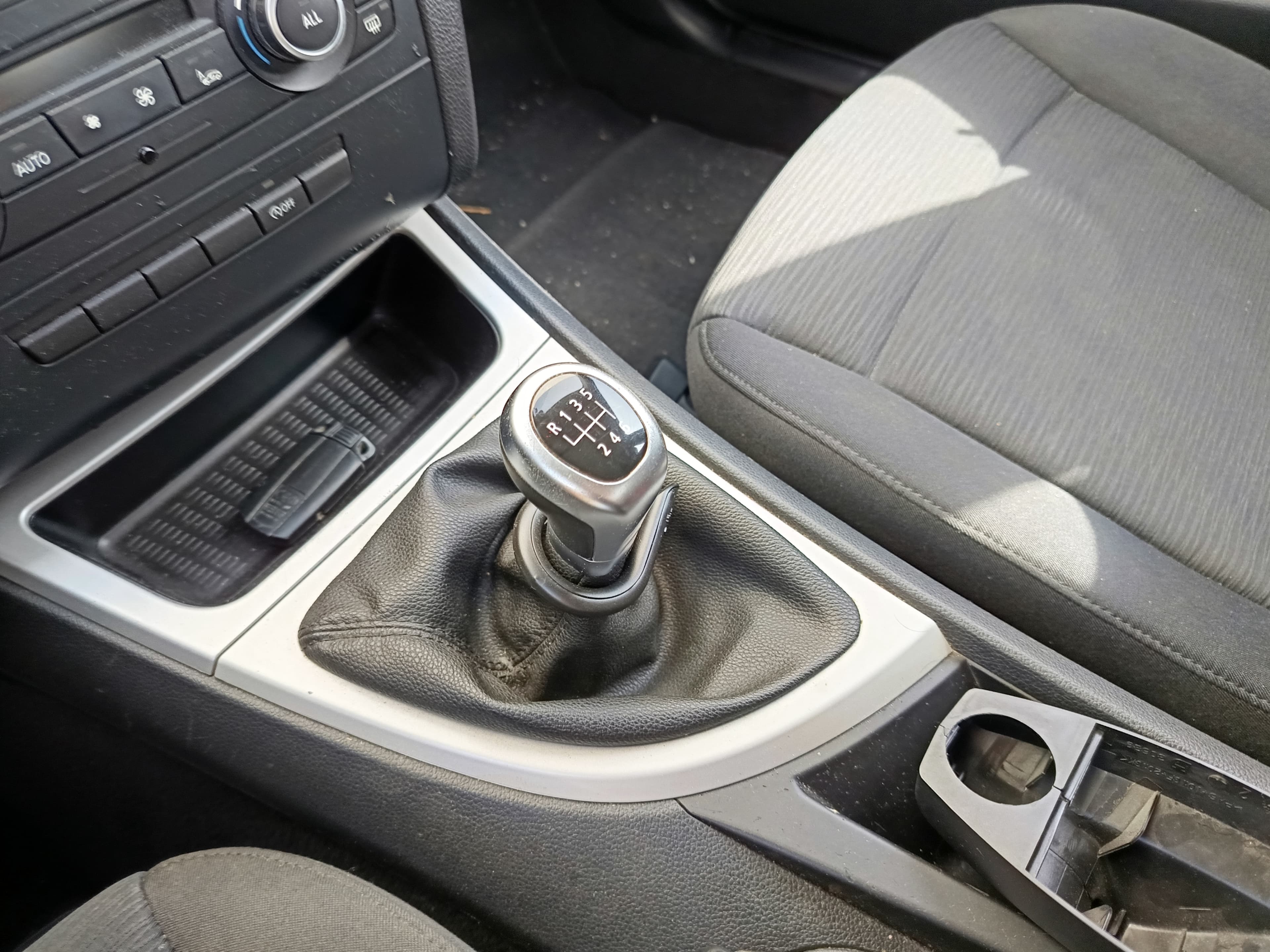 BMW 118d · Ano 2011 — imagem 9