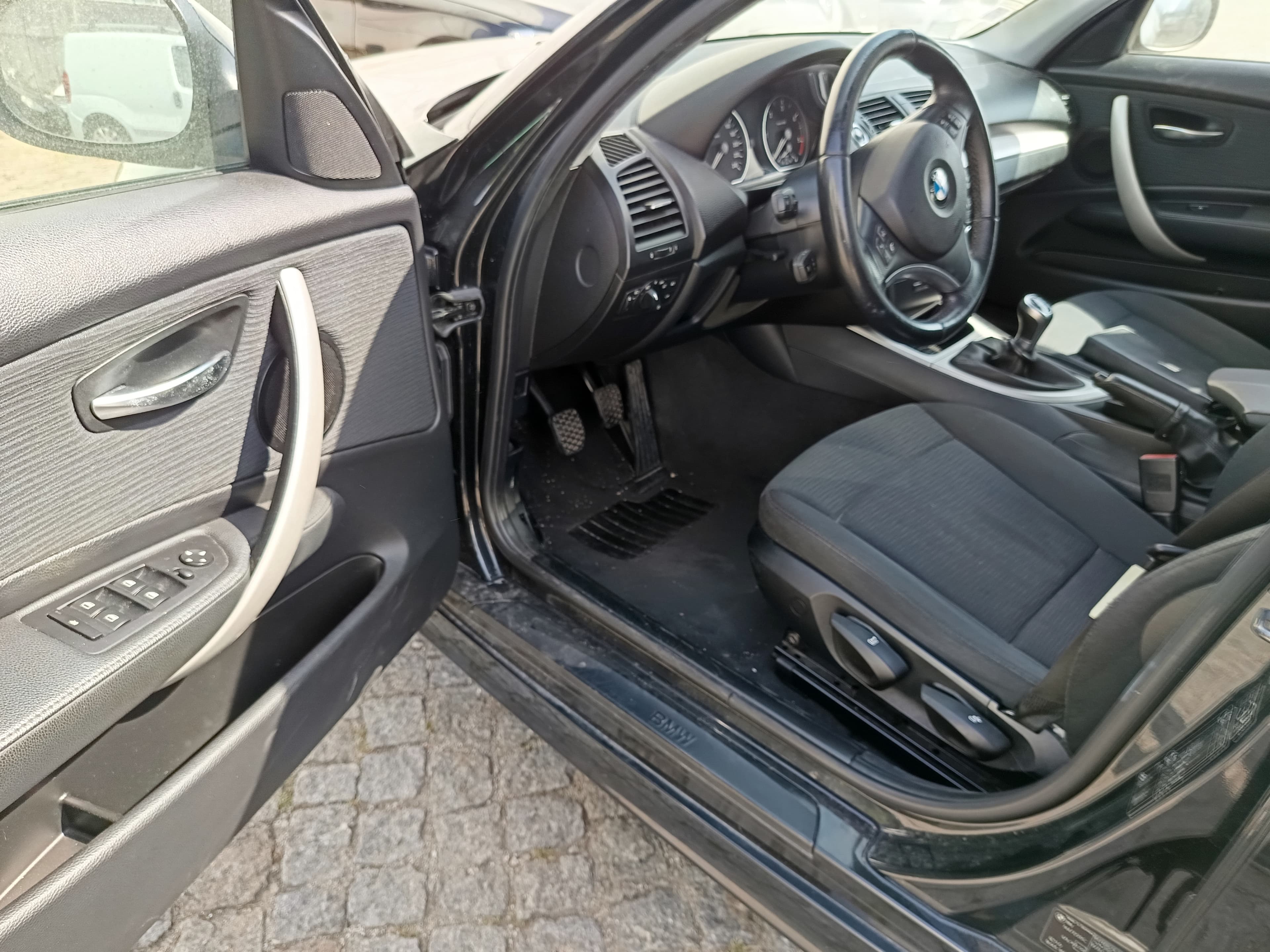 BMW 118d · Ano 2011 — imagem 37