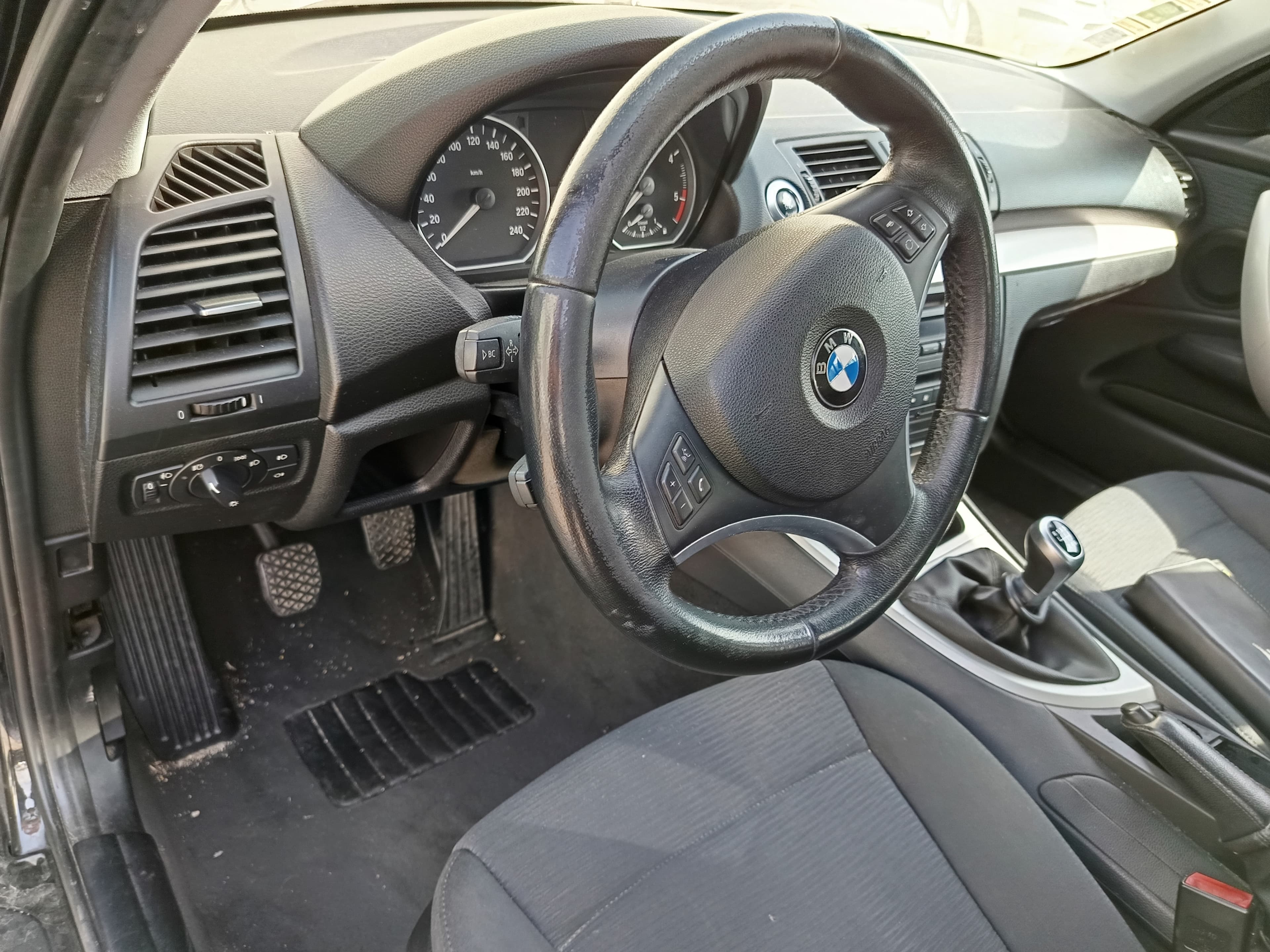 BMW 118d · Ano 2011 — imagem 41