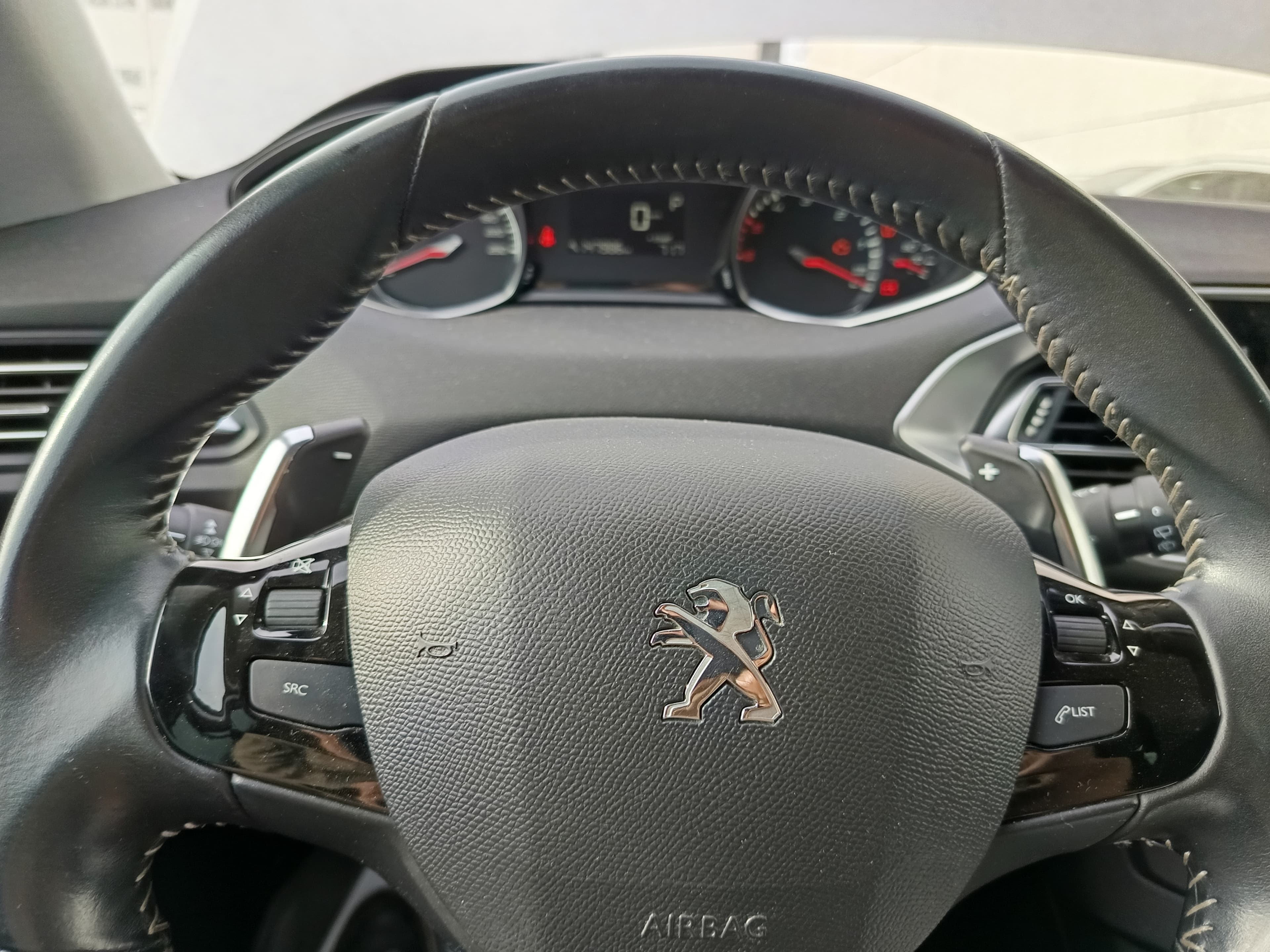 Peugeot 308 1.5 BlueHDi · Ano 2019 — imagem 25