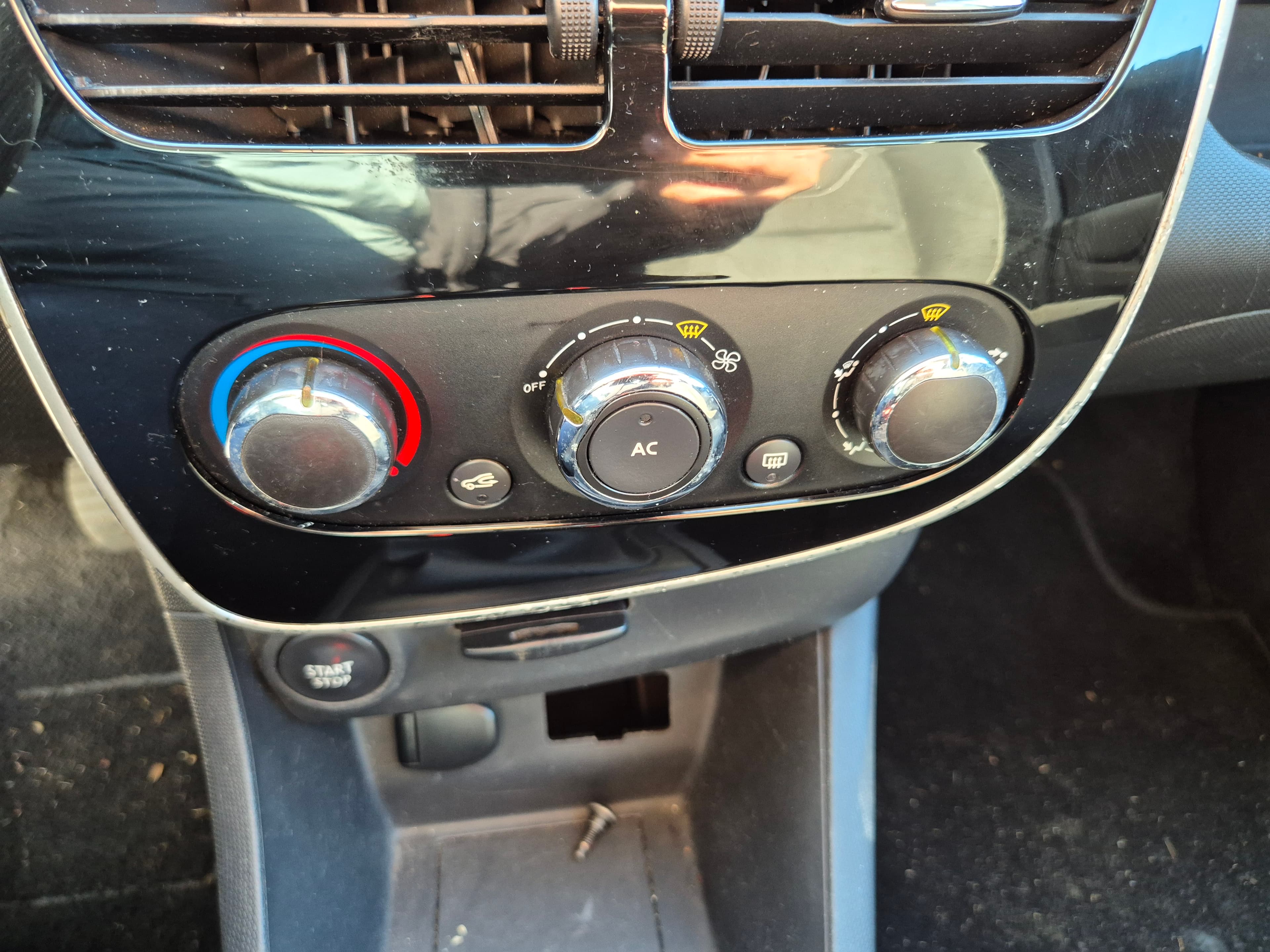 Renault Clio · Ano 2015 — imagem 48