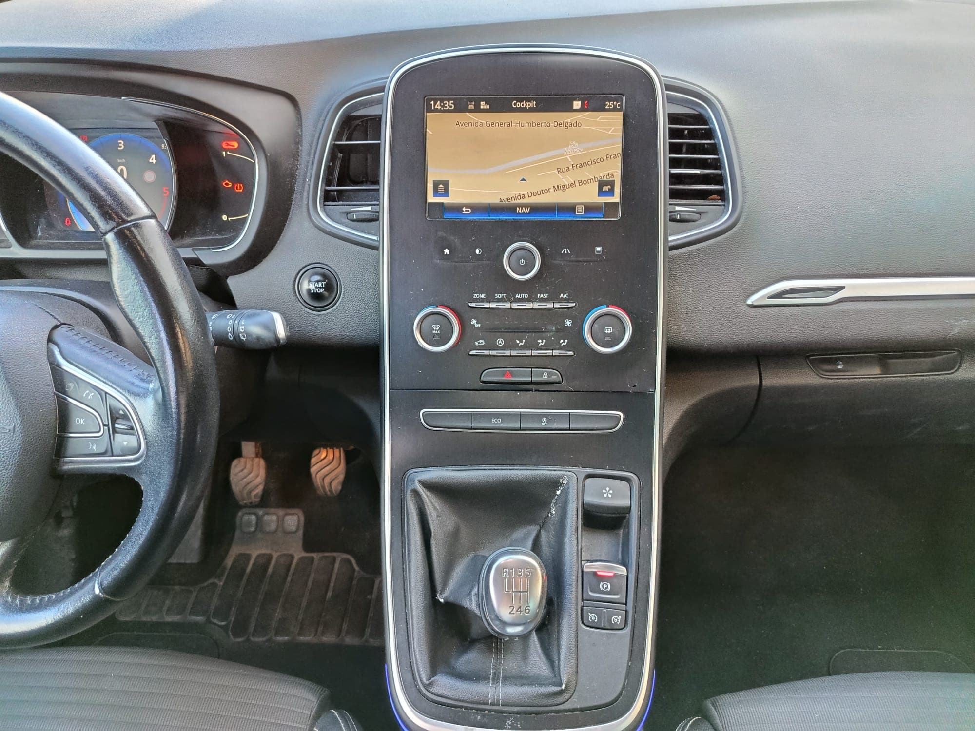 Renault Grand Scénic · 7 Lugares · Ano 2017 — image 17