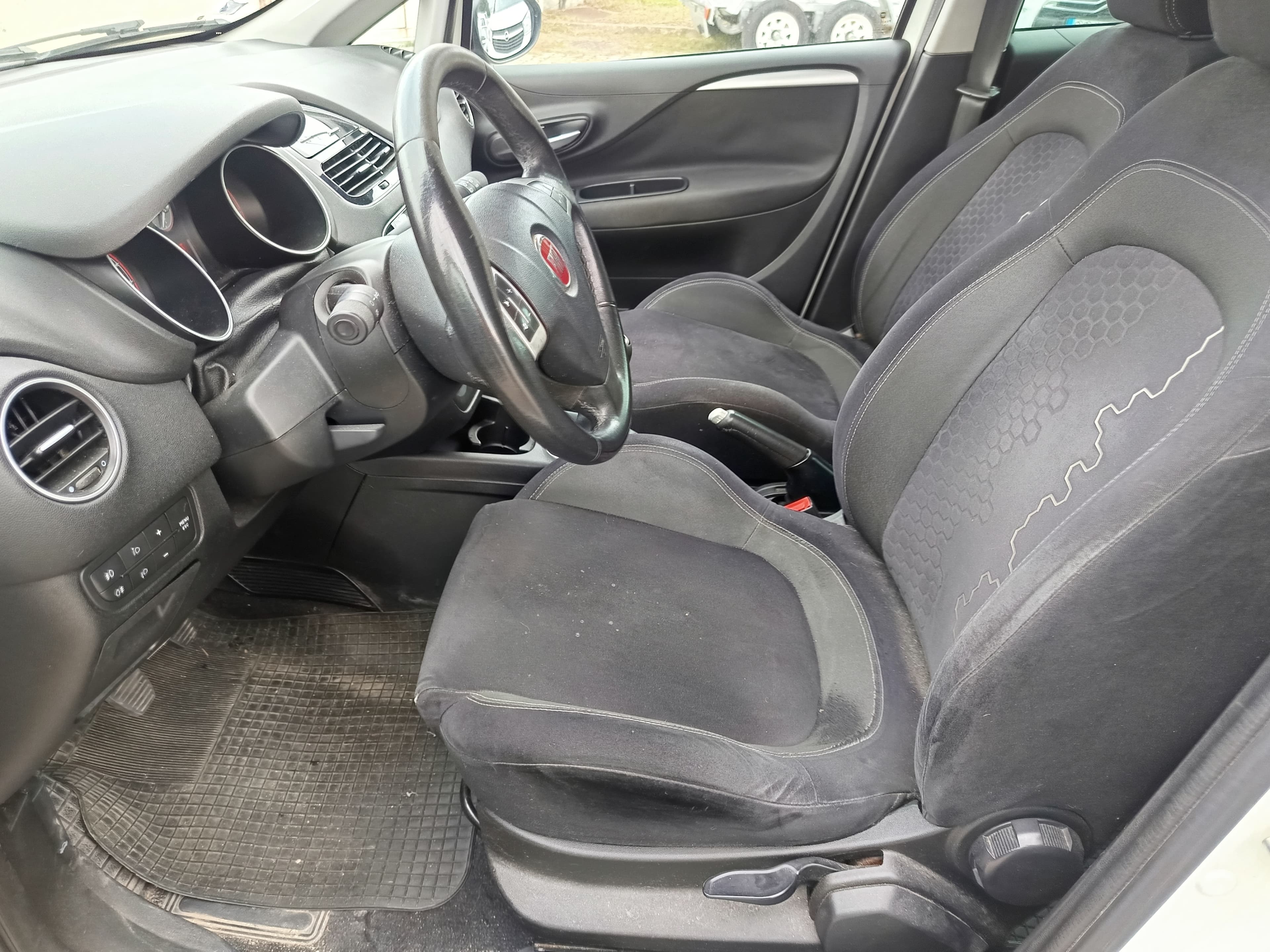 Fiat Punto · Ano 2013 — imagem 30
