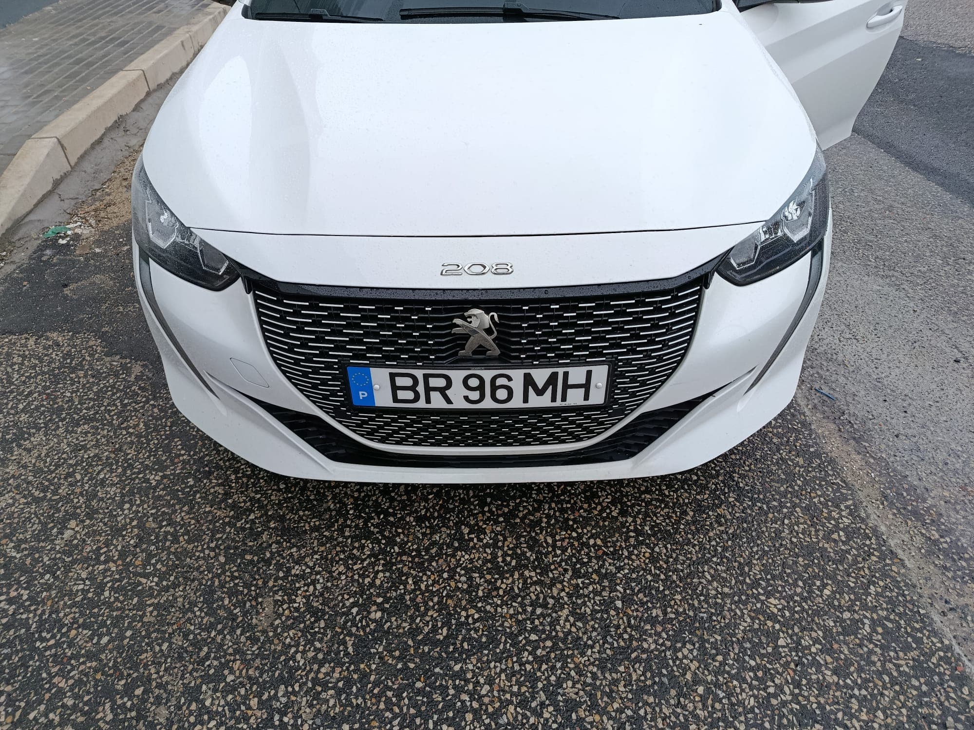 Peugeot e-208 · Ano 2022 — imagen 6