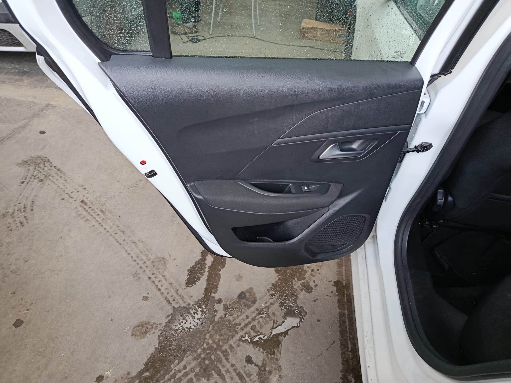 Peugeot e-208 · Ano 2022 — imagen 10