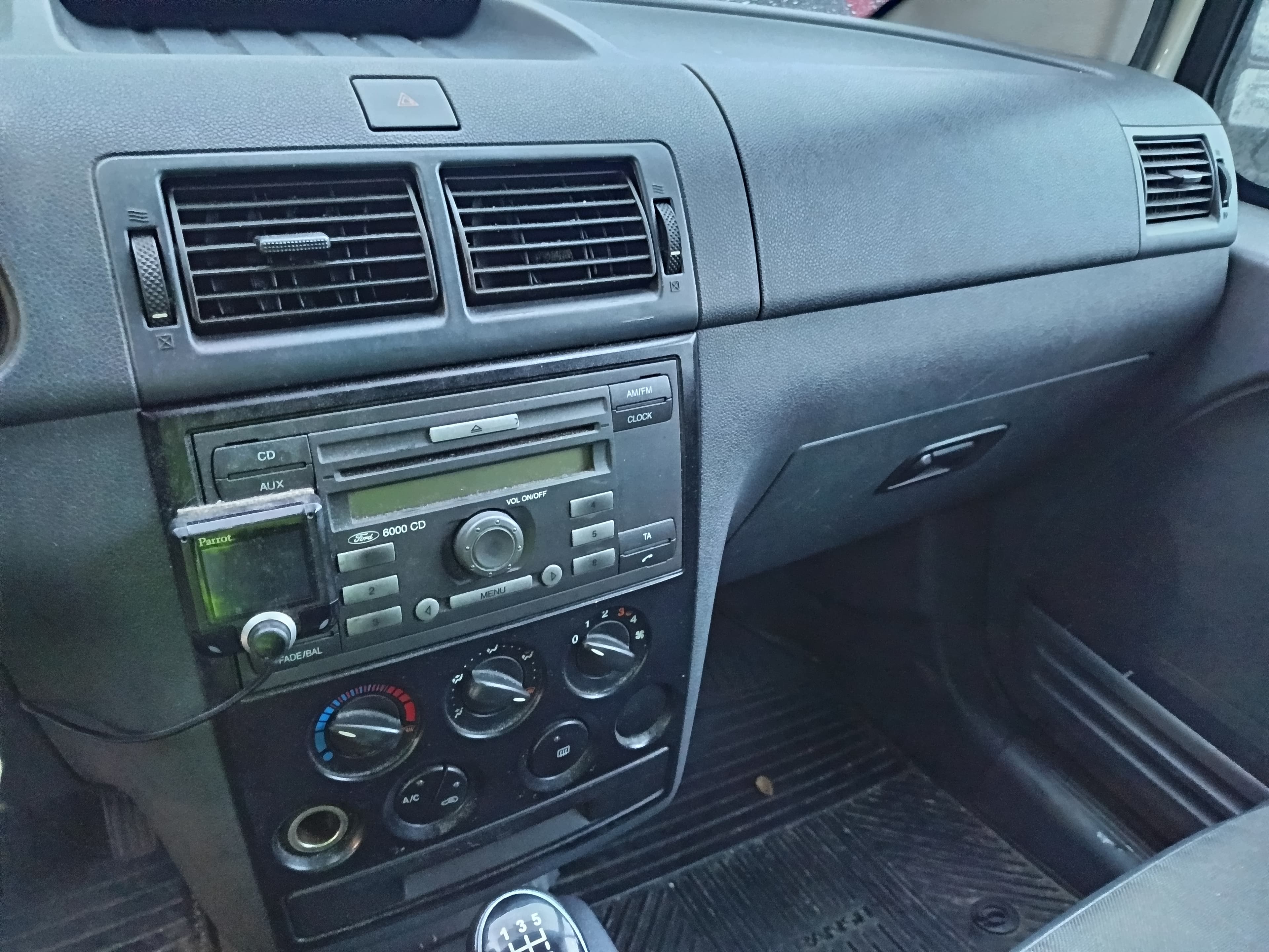 Ford Transit Connect · Ano 2008 — image 29