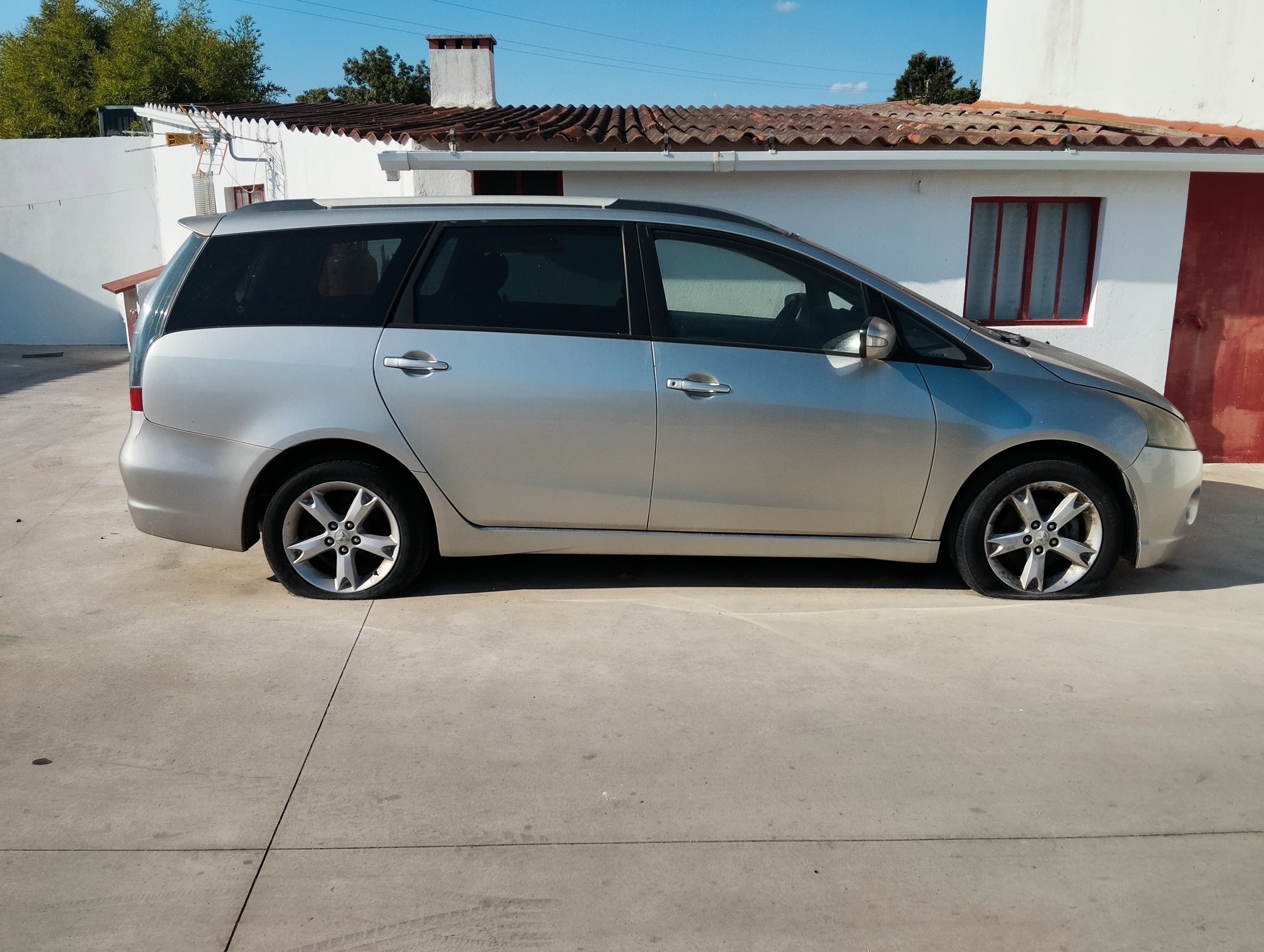 Mitsubishi Grandis NA4W 2.0 DI-D · Ano 2009 — imagen 3