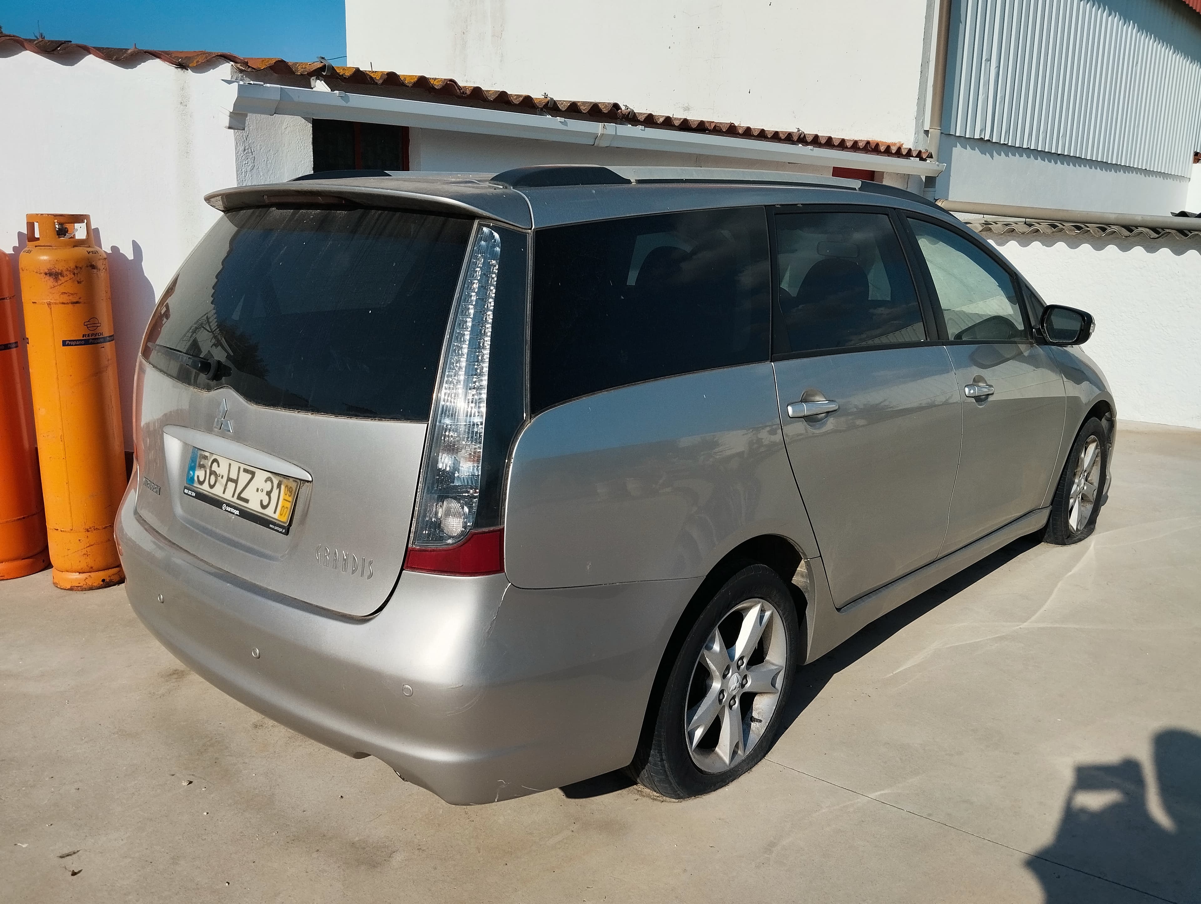 Mitsubishi Grandis NA4W 2.0 DI-D · Ano 2009 — imagen 4