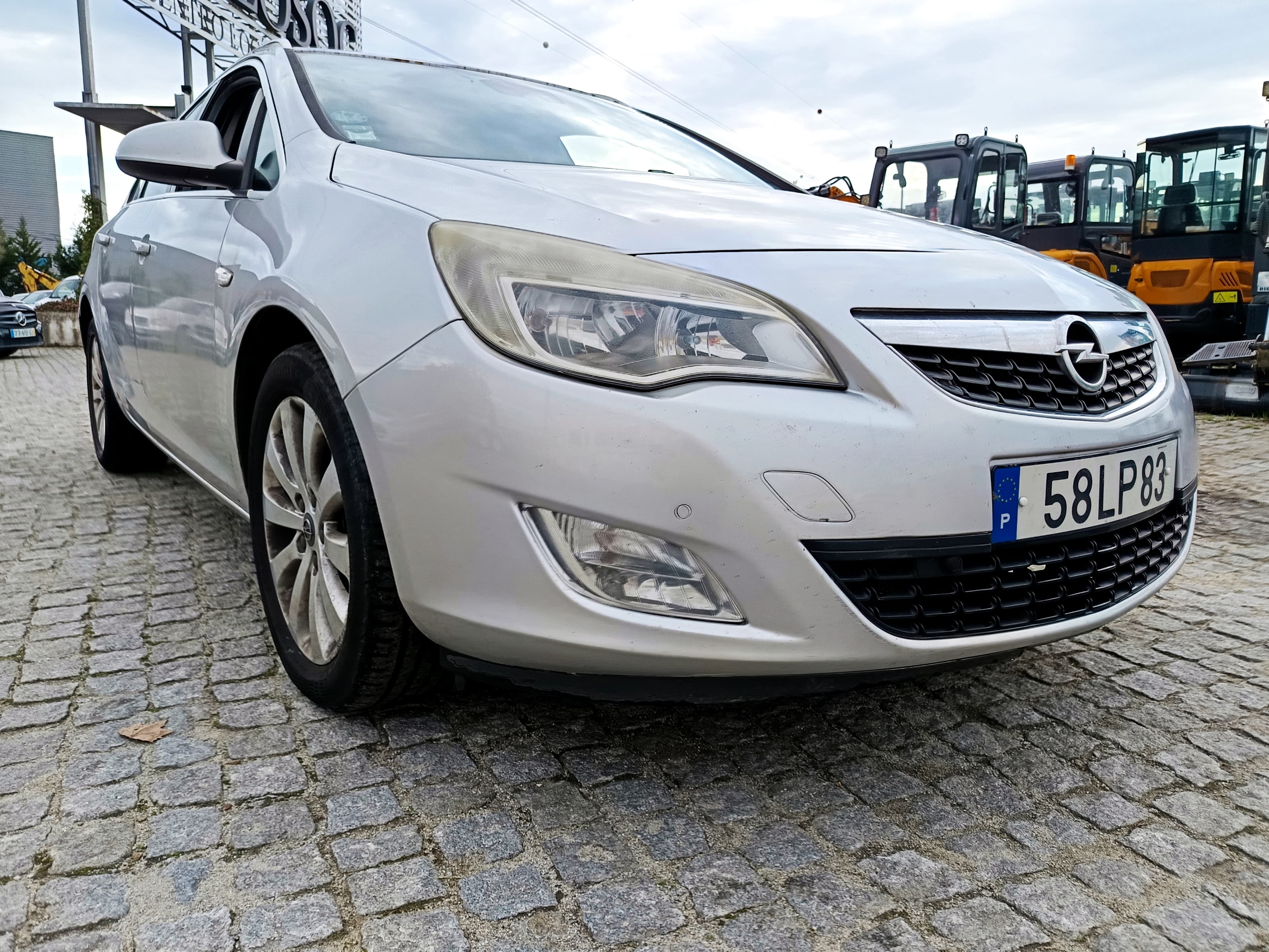 Opel Astra · Ano 2011 — imagem 4