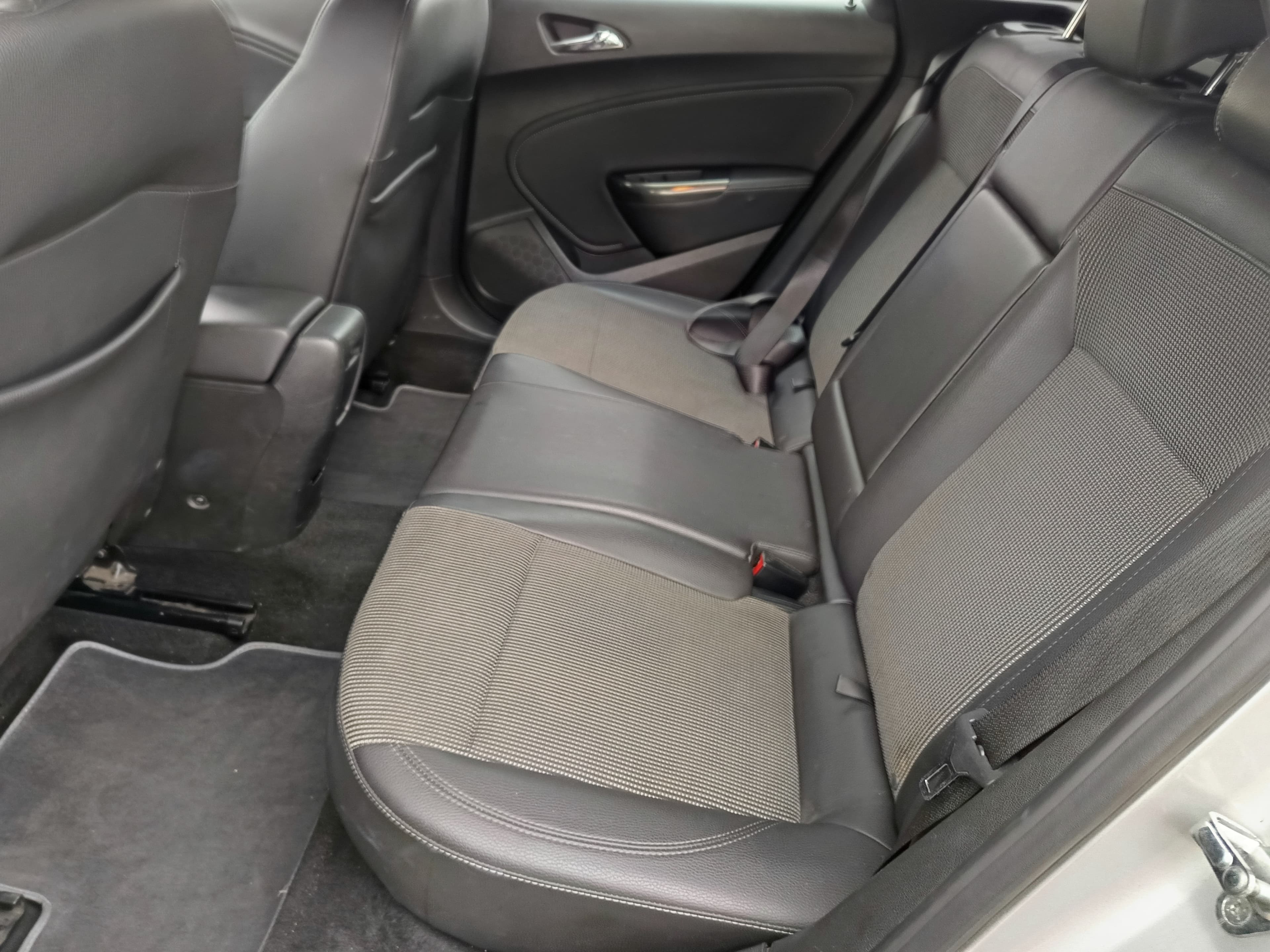 Opel Astra · Ano 2011 — imagem 27