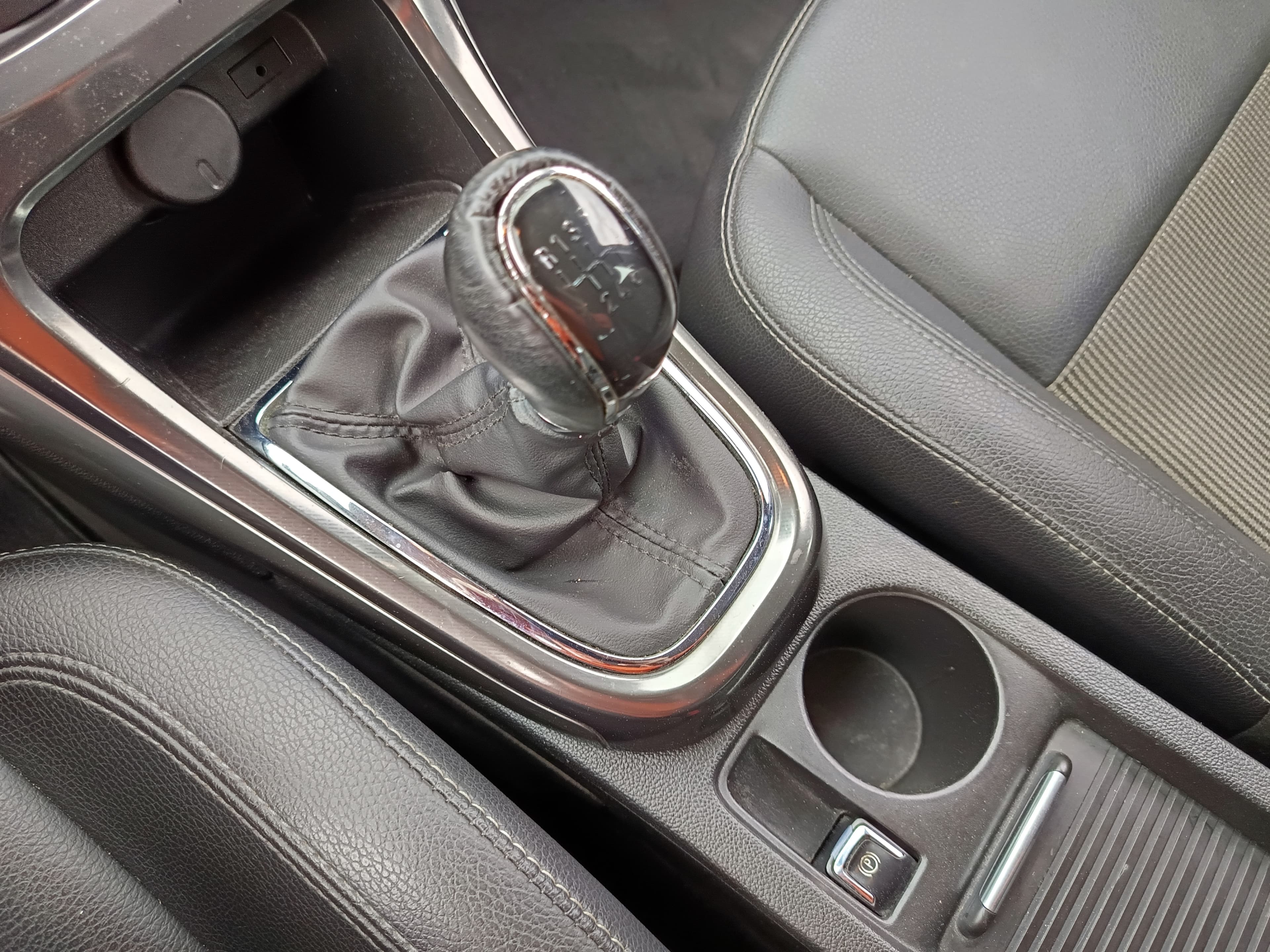 Opel Astra · Ano 2011 — imagem 36