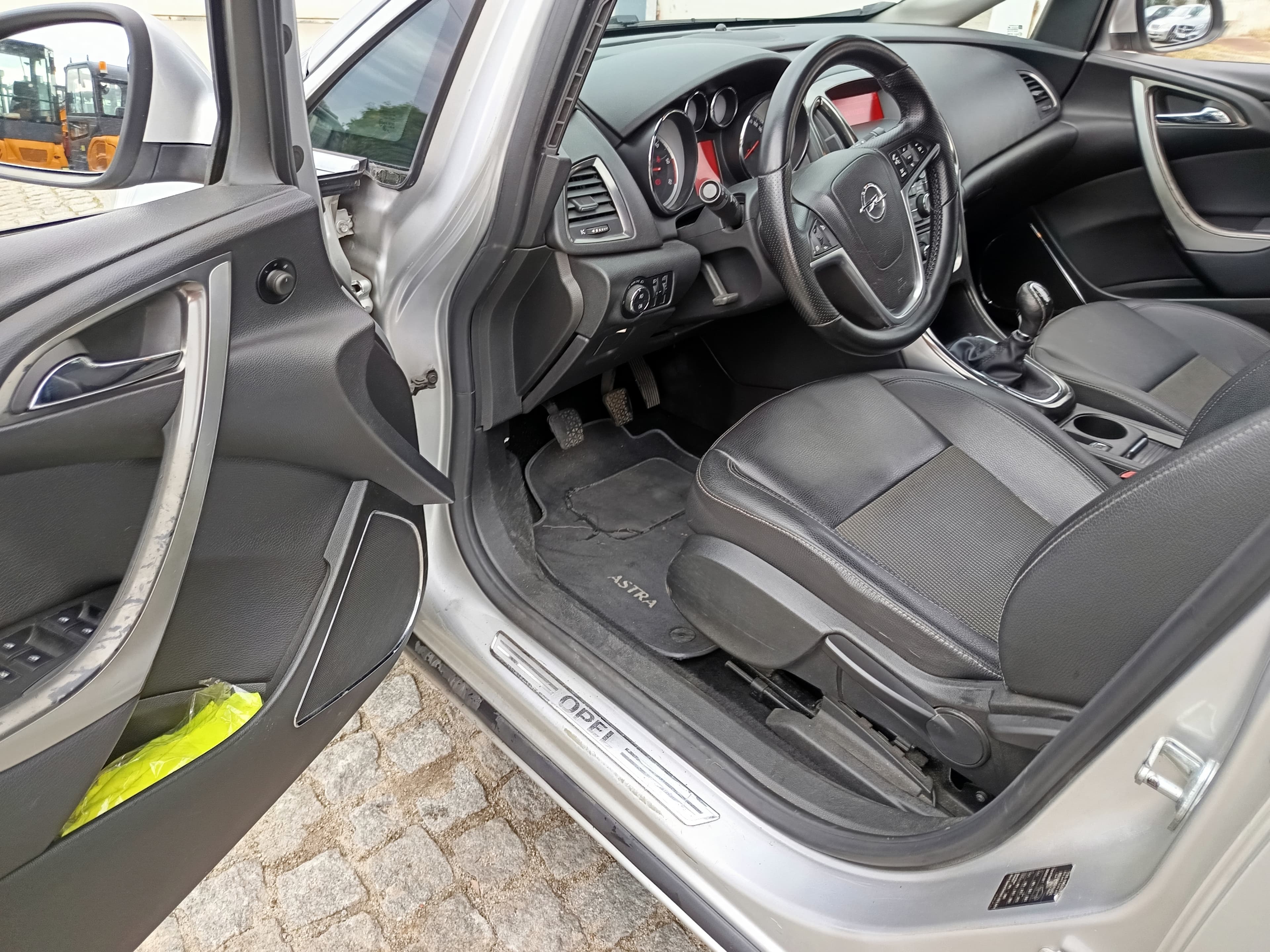 Opel Astra · Ano 2011 — imagem 28