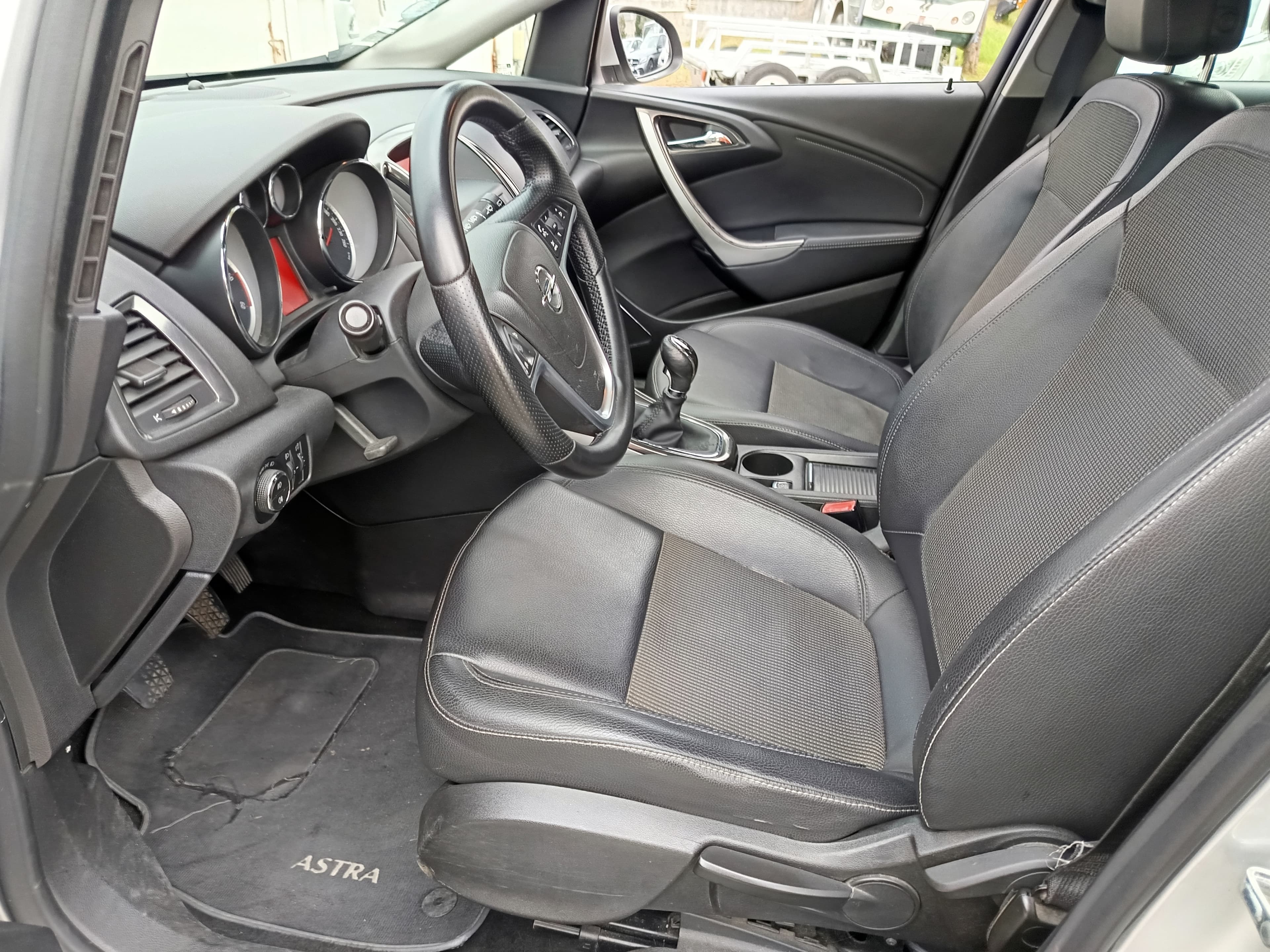 Opel Astra · Ano 2011 — imagem 30