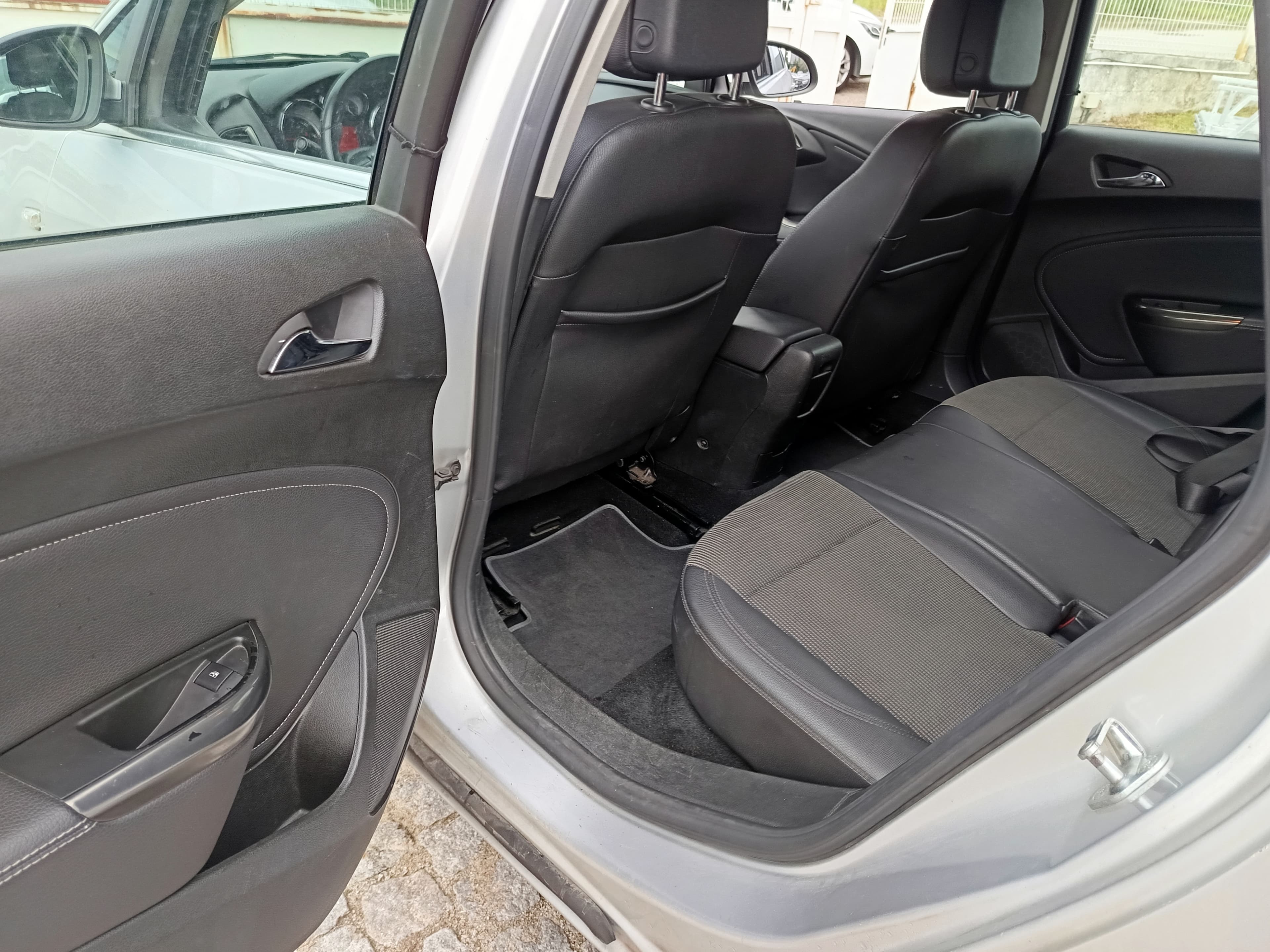 Opel Astra · Ano 2011 — imagem 25