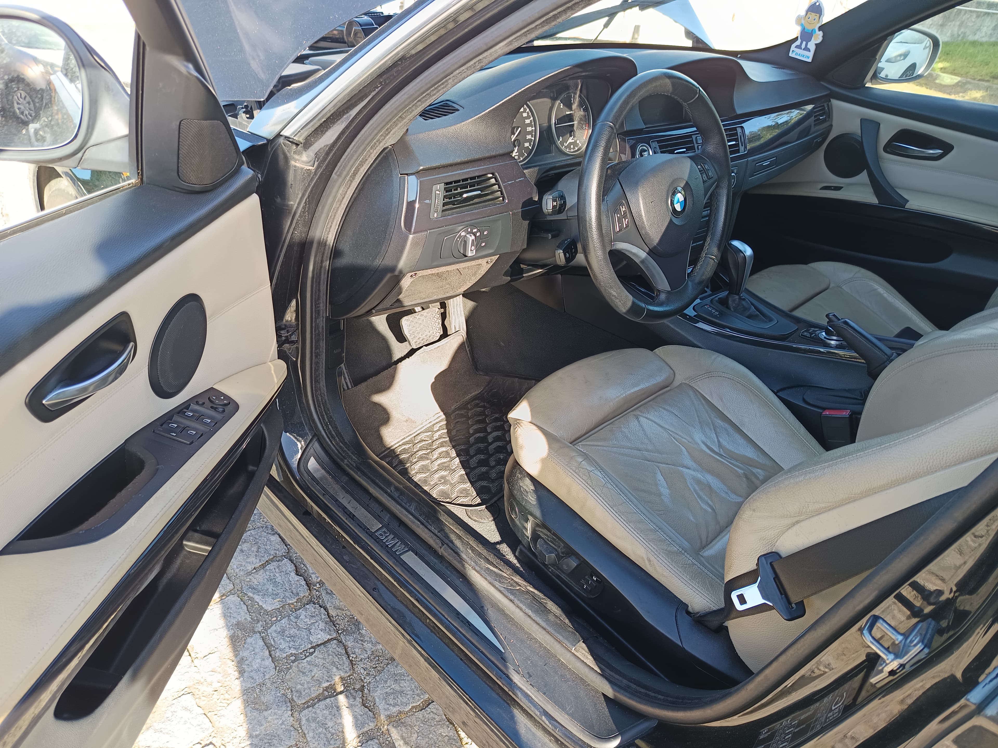 BMW 320 D · Ano 2009 — imagem 32