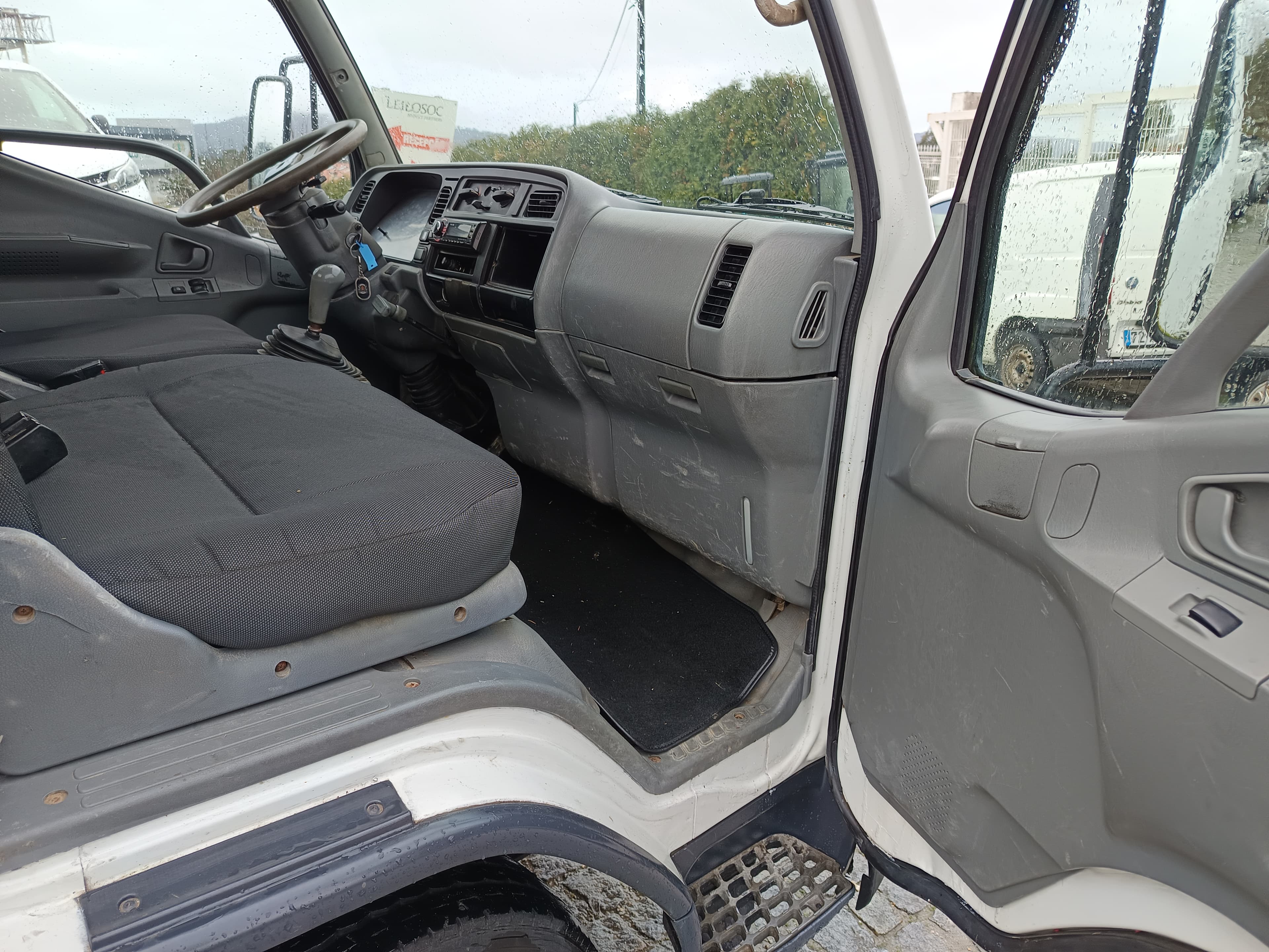 Mitsubishi Canter · Ano 2003 — imagem 15