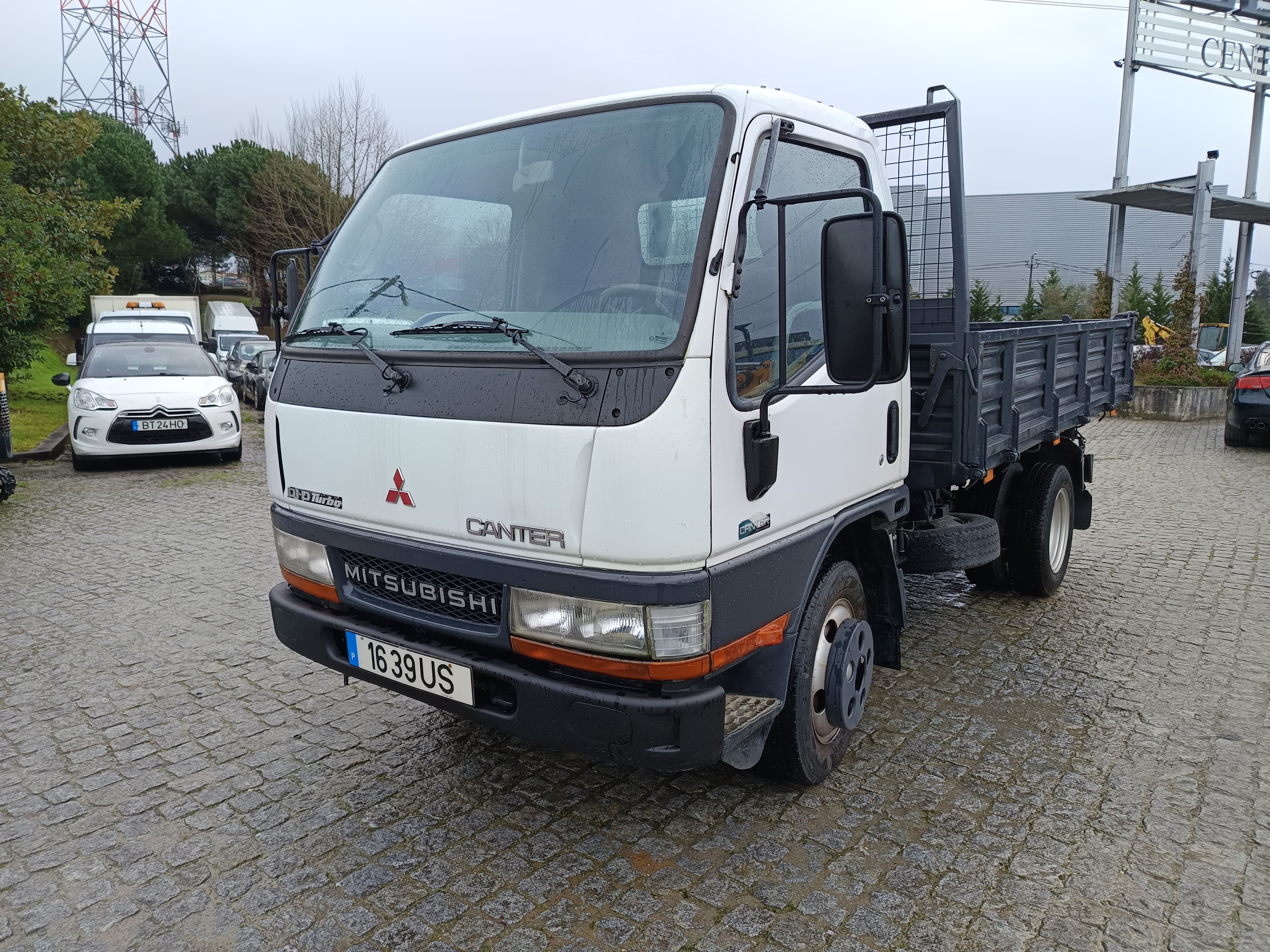 Mitsubishi Canter · Ano 2003 — imagem 2