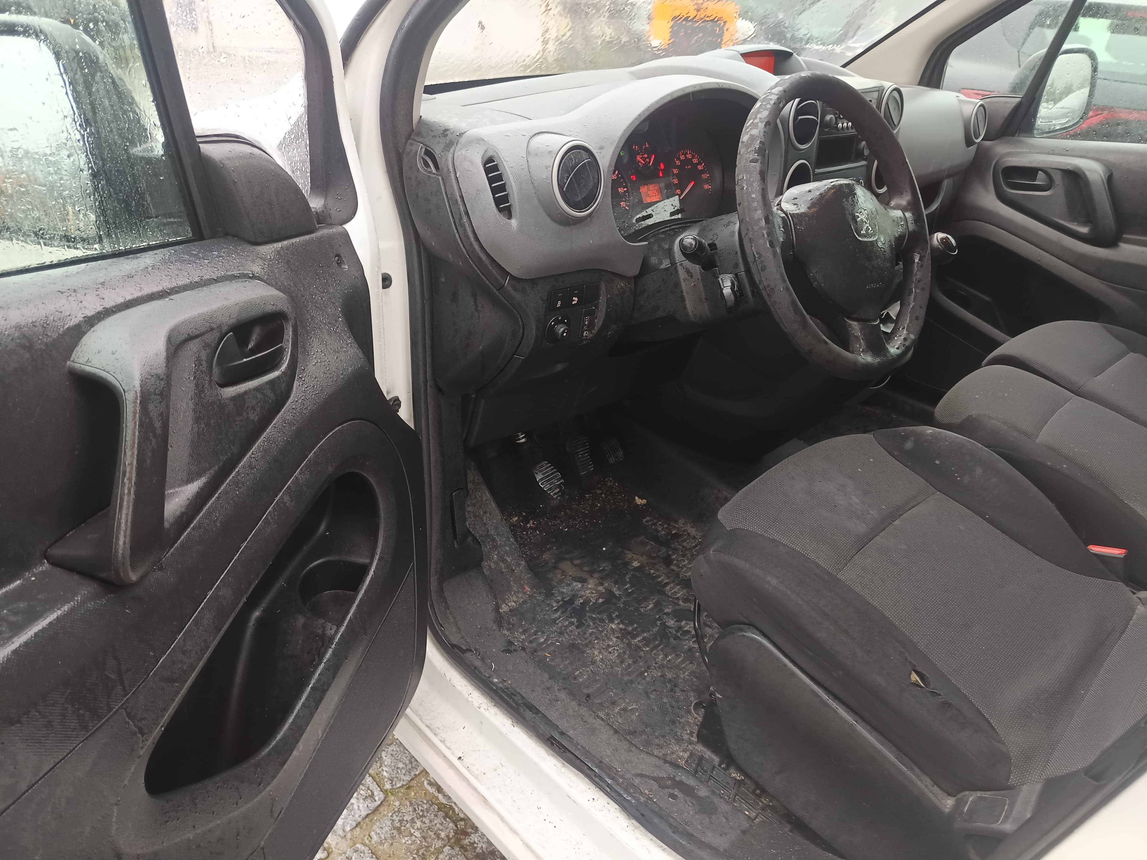 Peugeot Partner · Ano 2016 — image 23