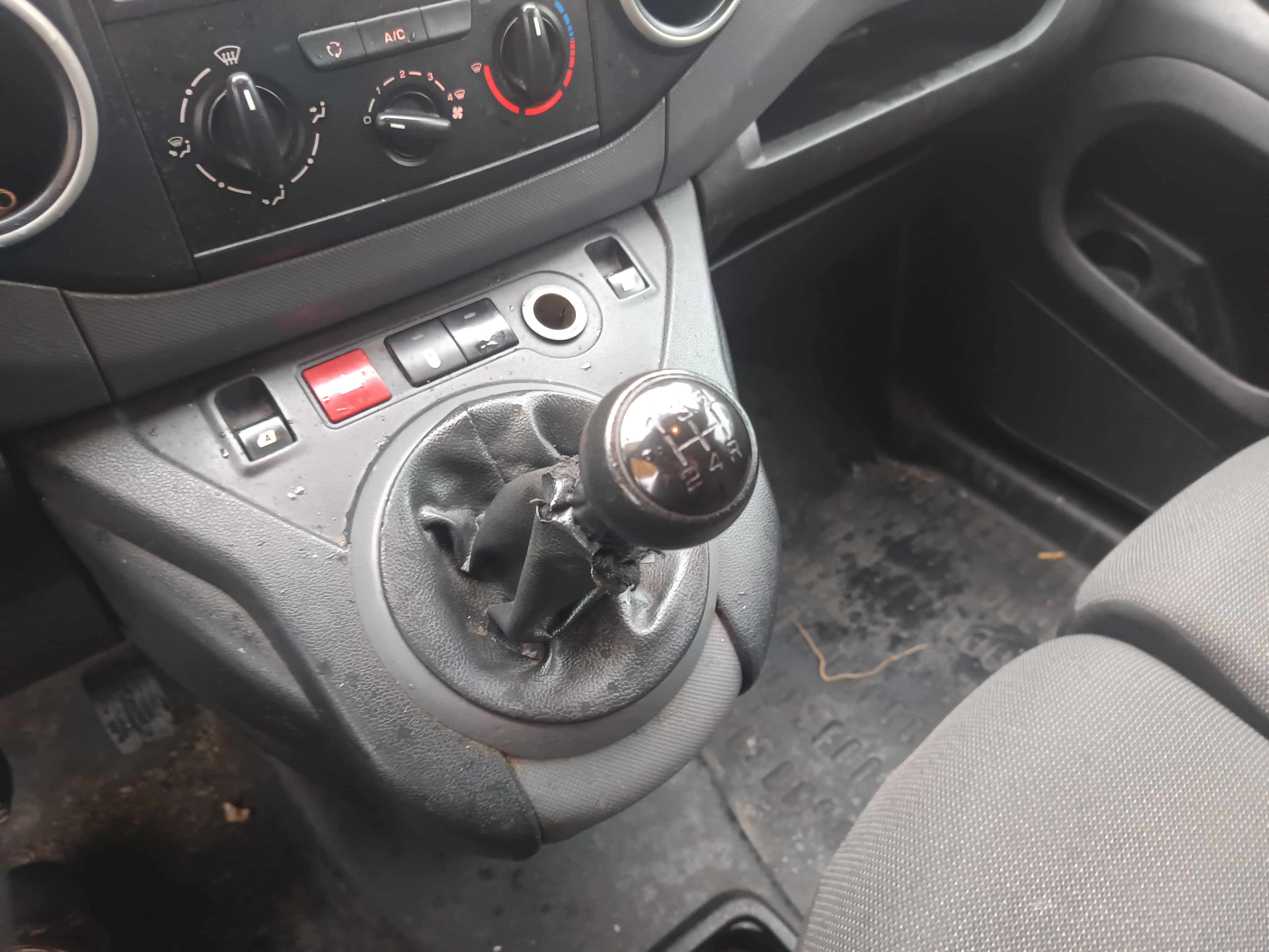 Peugeot Partner · Ano 2016 — image 30