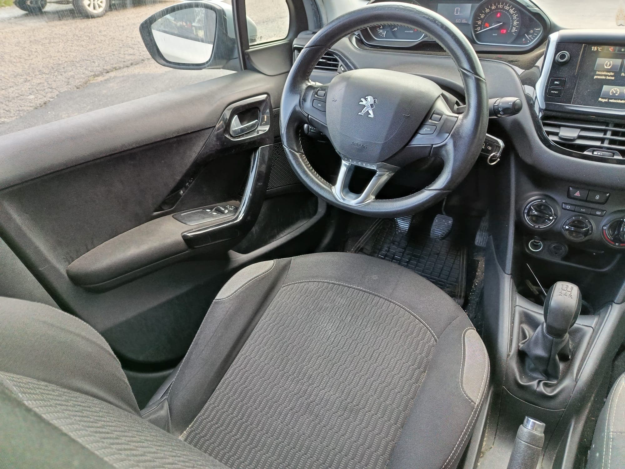 Peugeot 208 · Ano 2015 — imagem 11