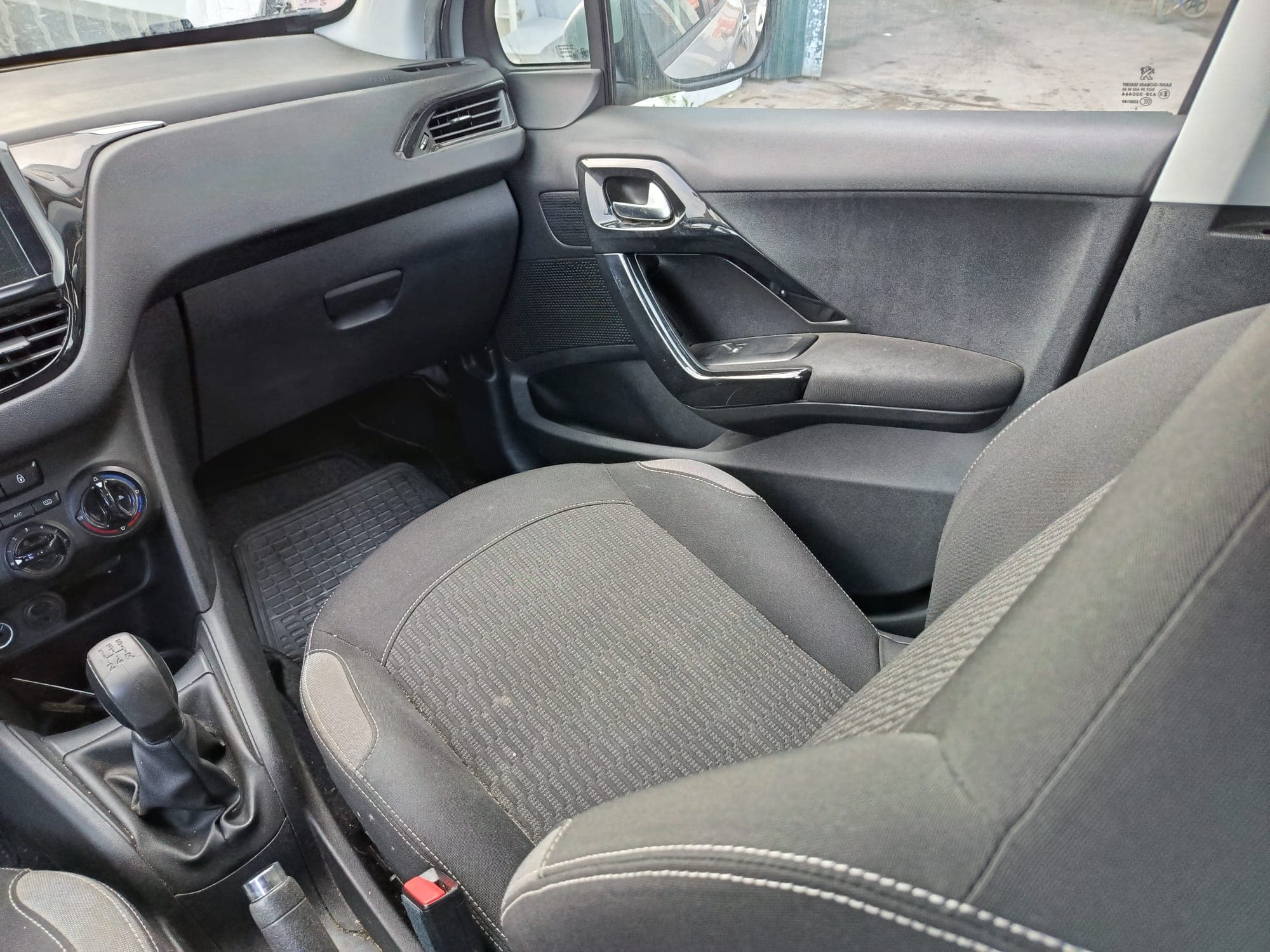 Peugeot 208 · Ano 2015 — imagem 14