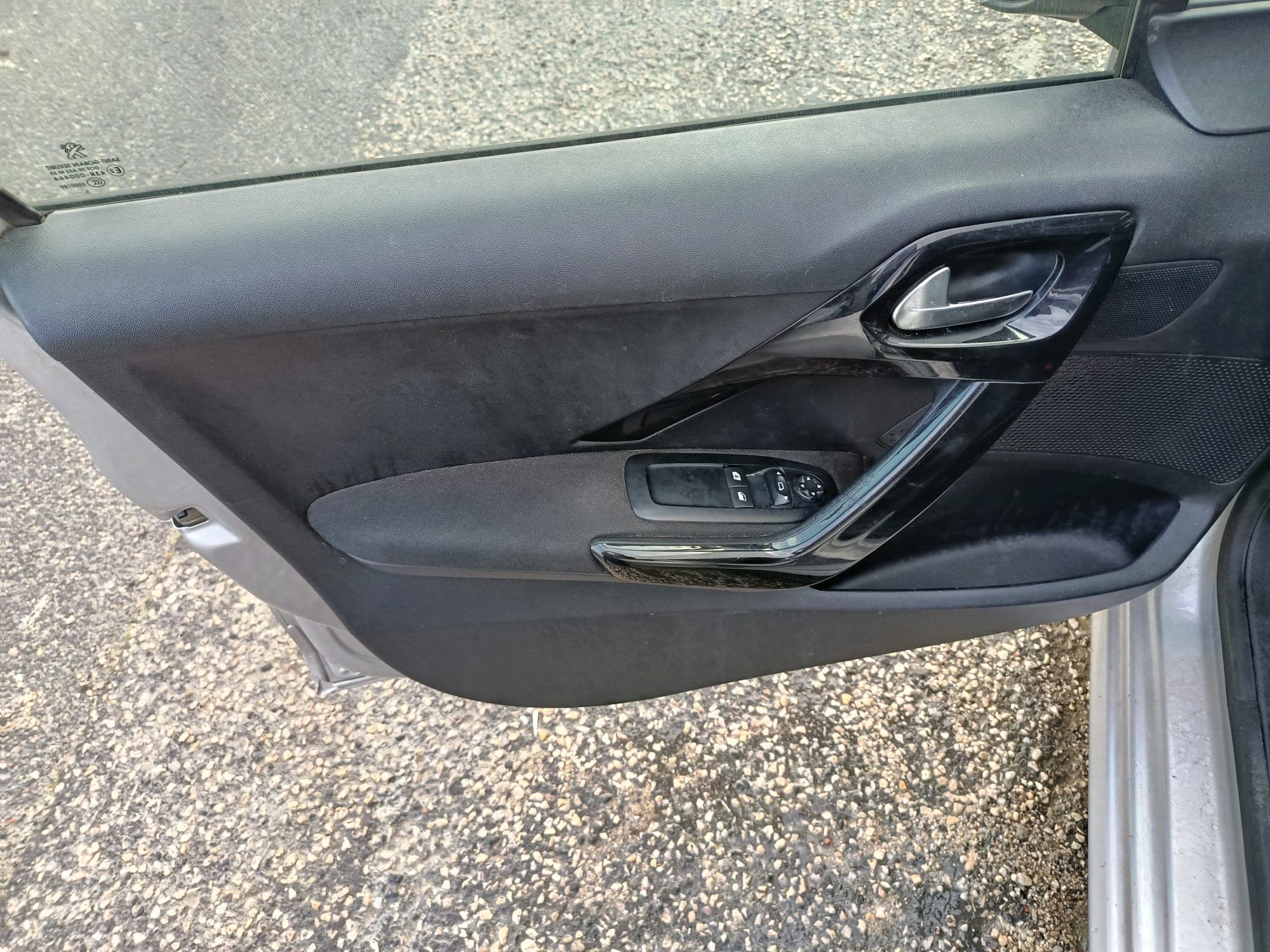 Peugeot 208 · Ano 2015 — imagem 18