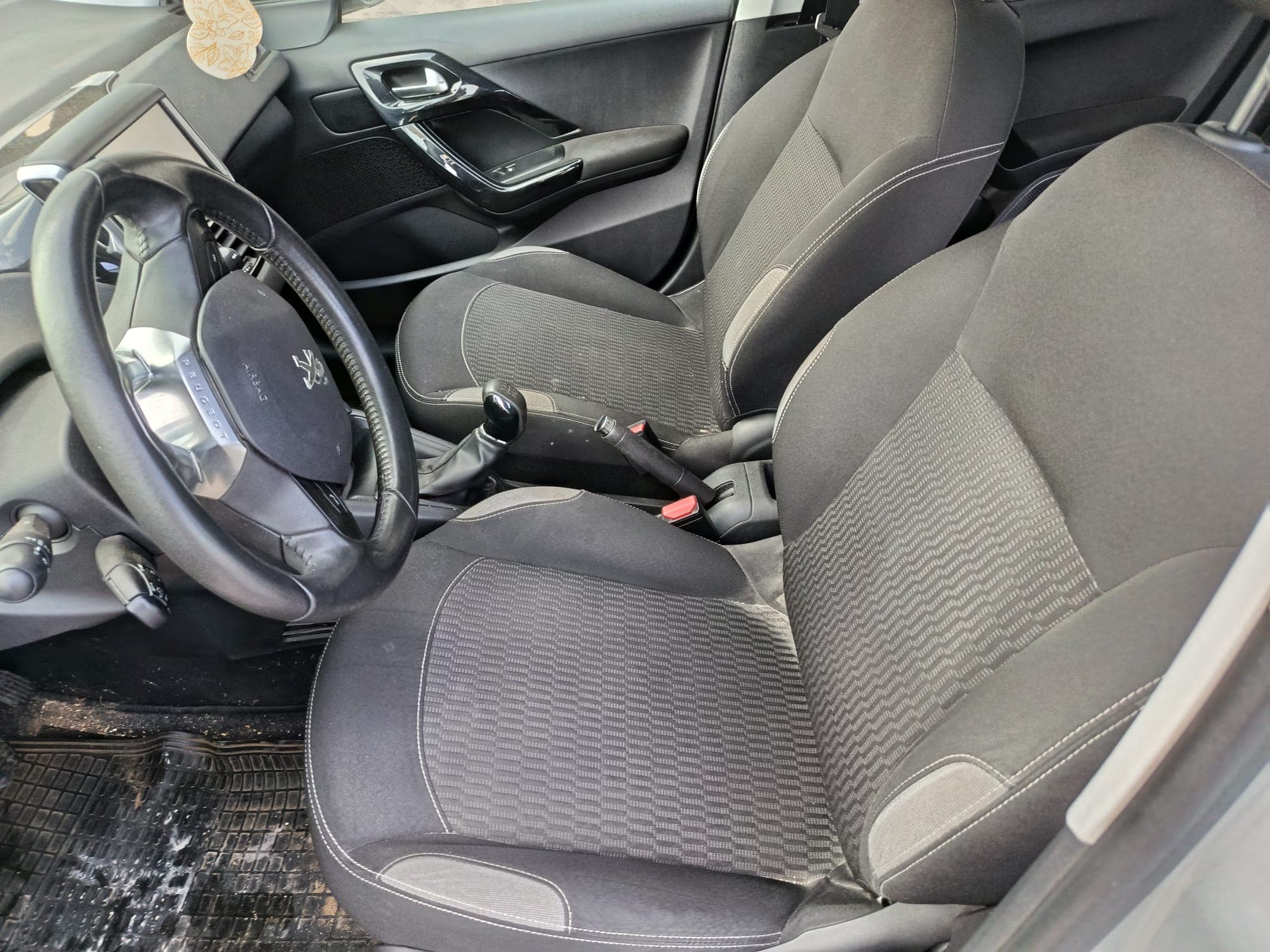 Peugeot 208 · Ano 2015 — imagem 15