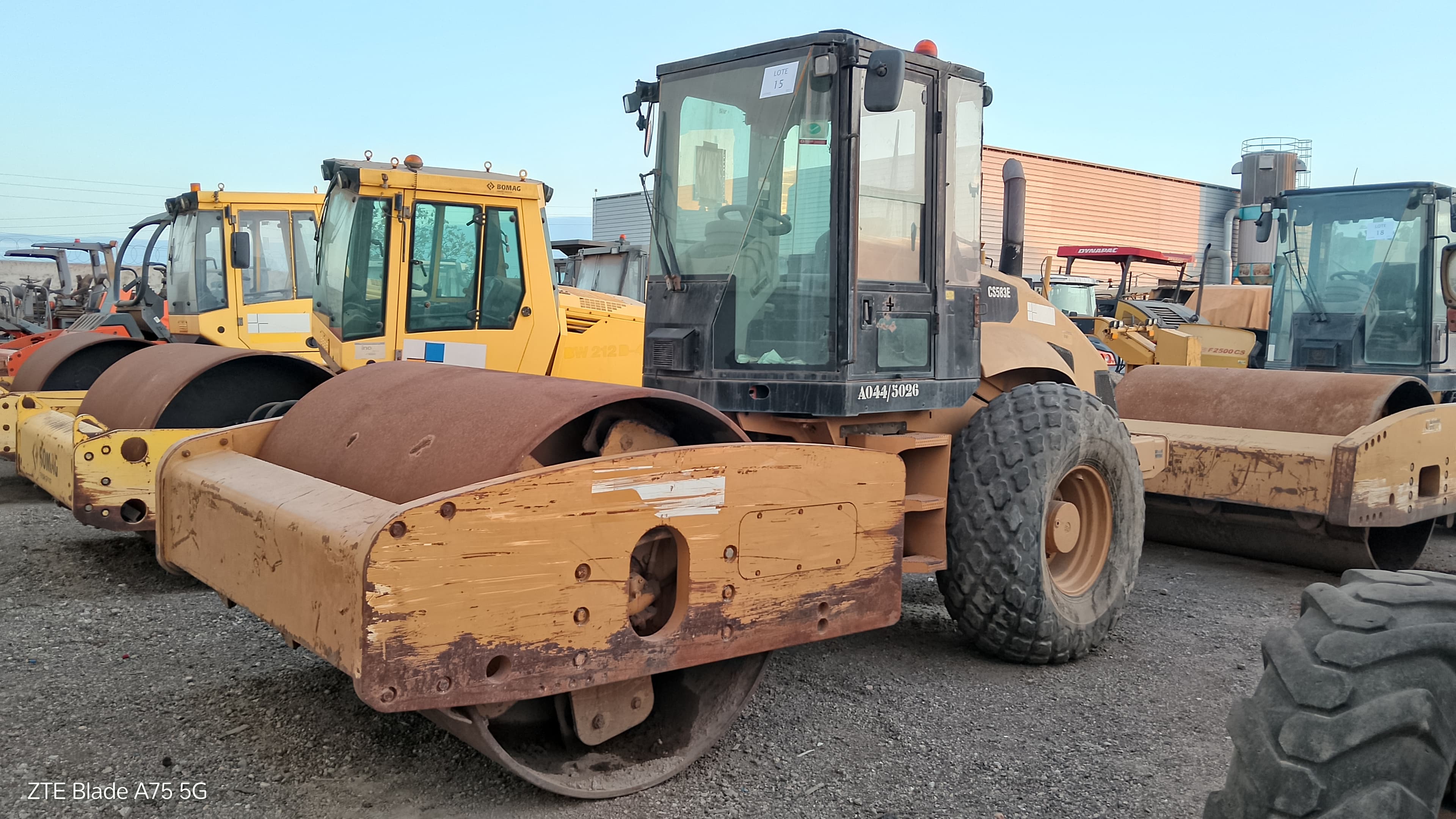 Cil. Auto-Prop. Vibrador Solos 15 T  CATERPILLAR  CS583  E