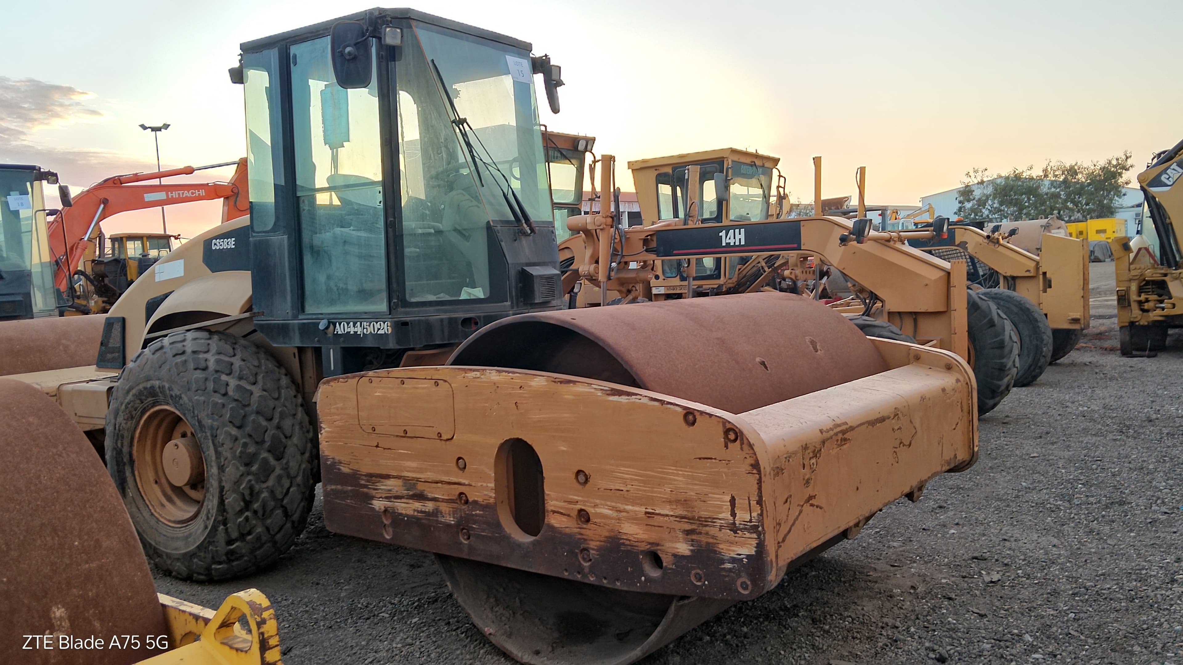 Cil. Auto-Prop. Vibrador Solos 15 T  CATERPILLAR  CS583  E — imagen 2