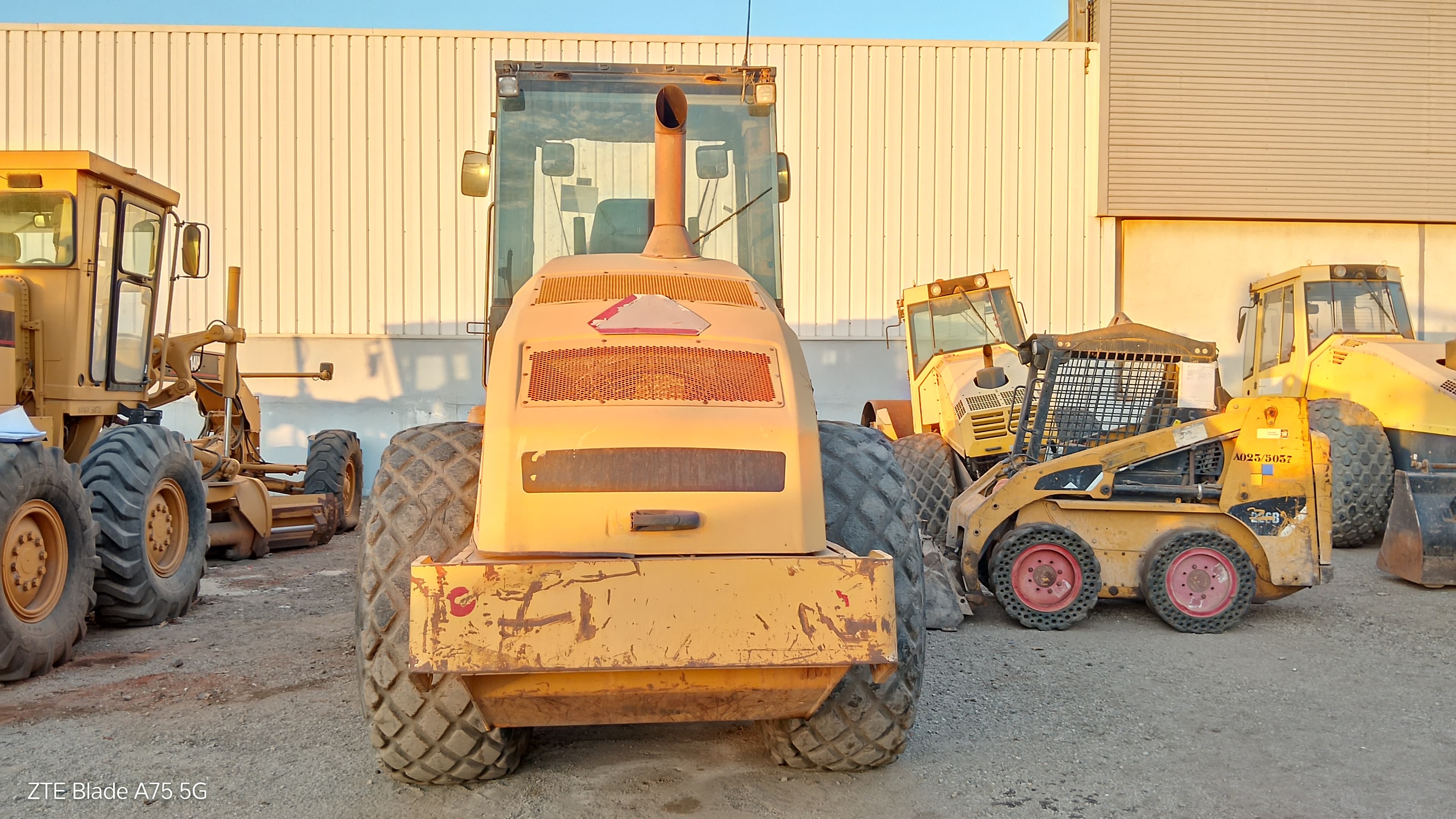 Cil. Auto-Prop. Vibrador Solos 19 T CATERPILLAR CS76 XT — imagem 3
