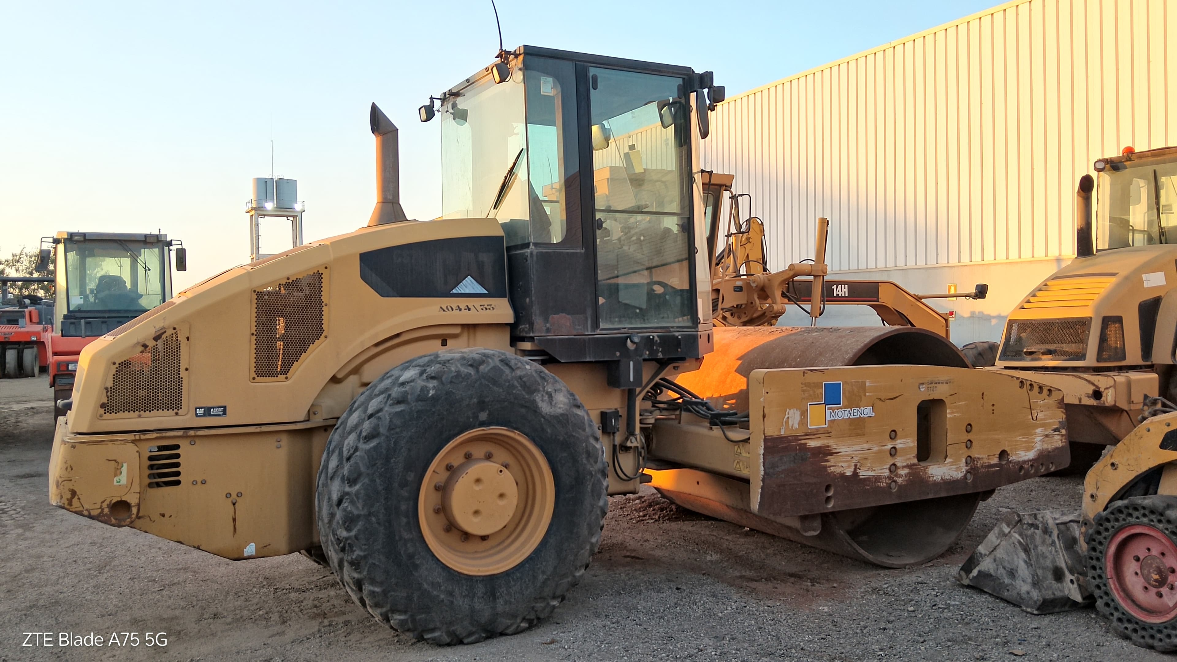 Cil. Auto-Prop. Vibrador Solos 19 T CATERPILLAR CS76 XT — imagem 6