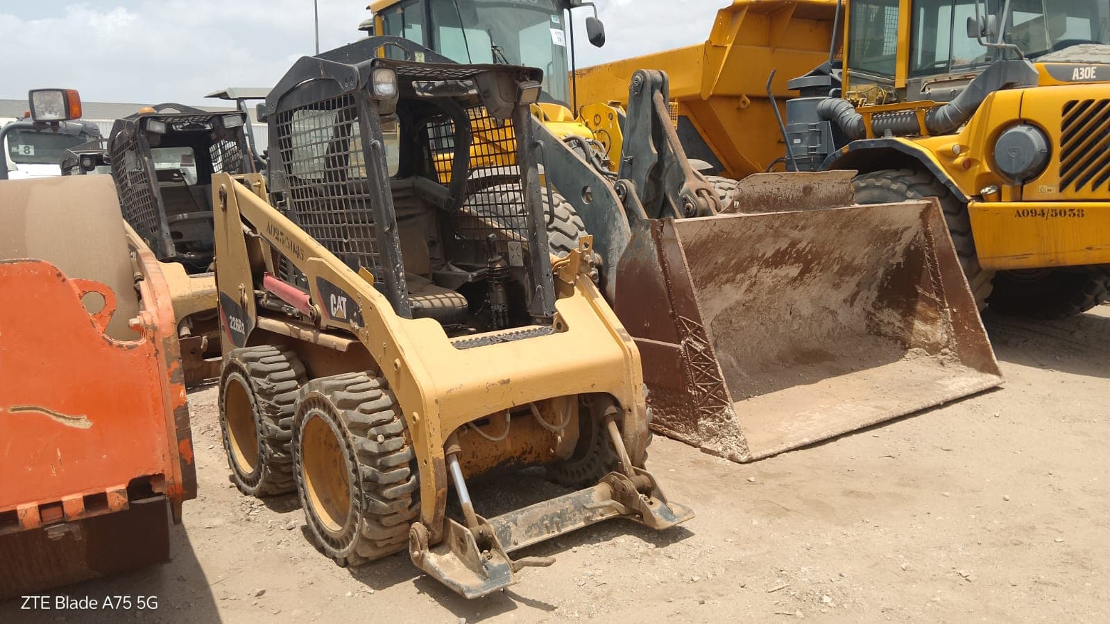 Mini Pá Carregadora CATERPILLAR 226 B2 — imagem 2