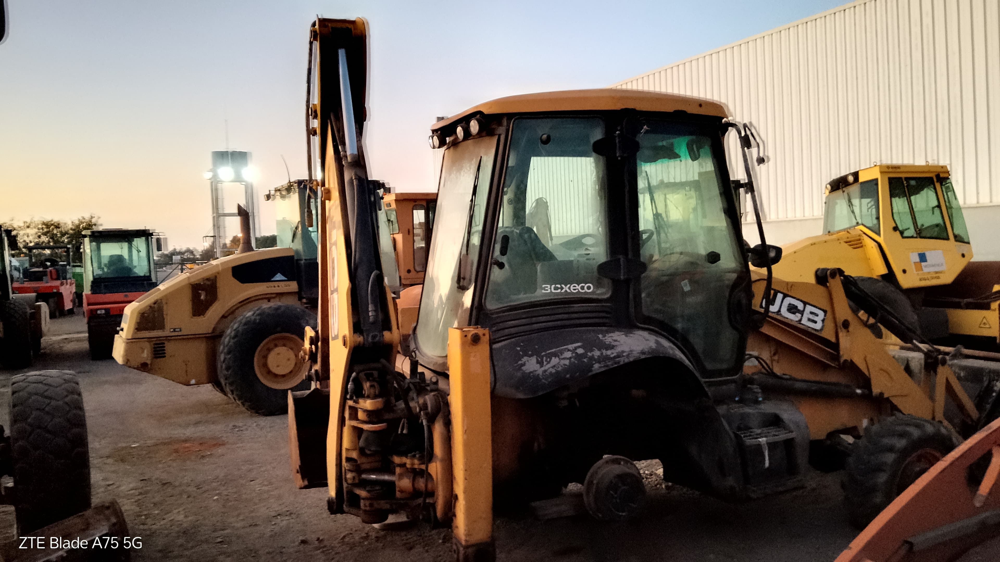 Retroescavadora JCB 3CX (4T) — imagem 3
