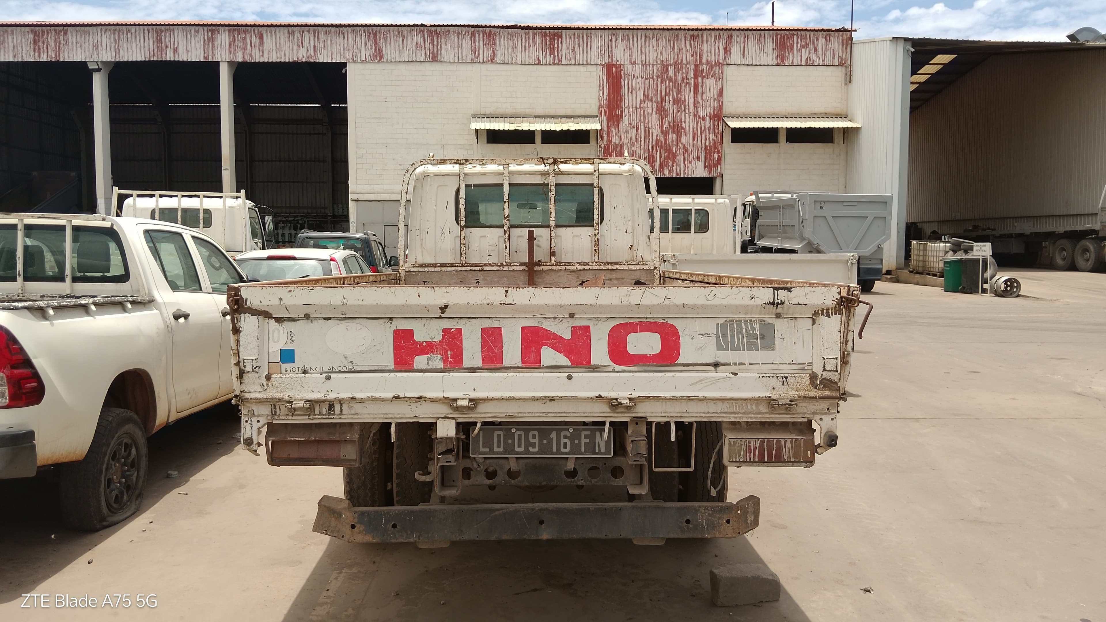 Viat. Pesadas HINO  300 DC — imagem 3