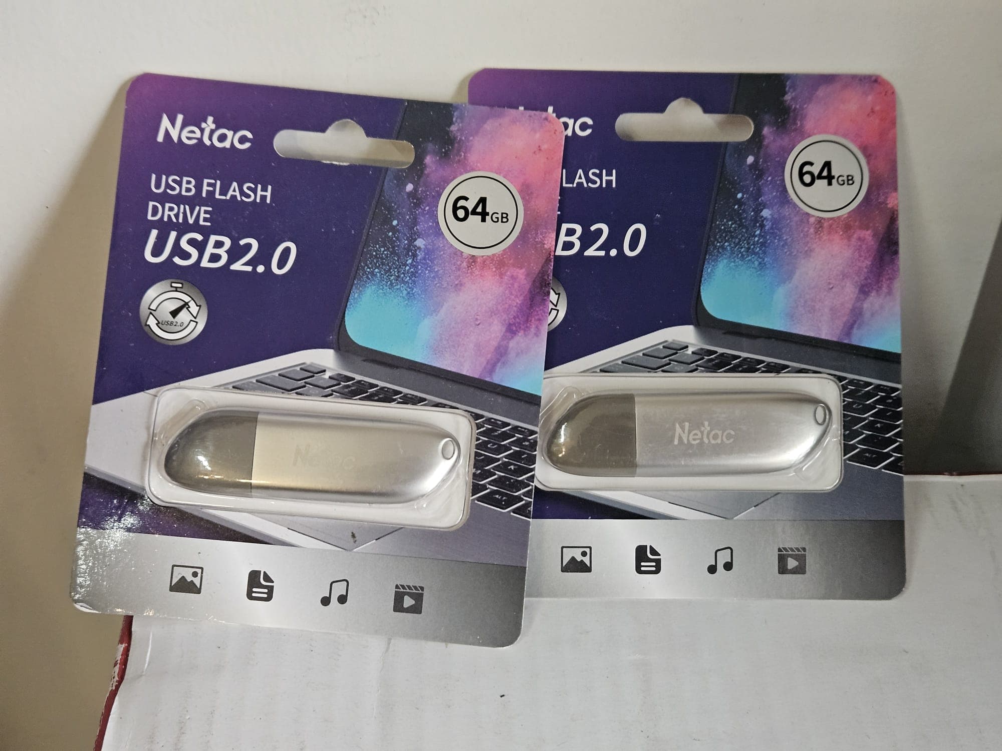 Duas Pens USB