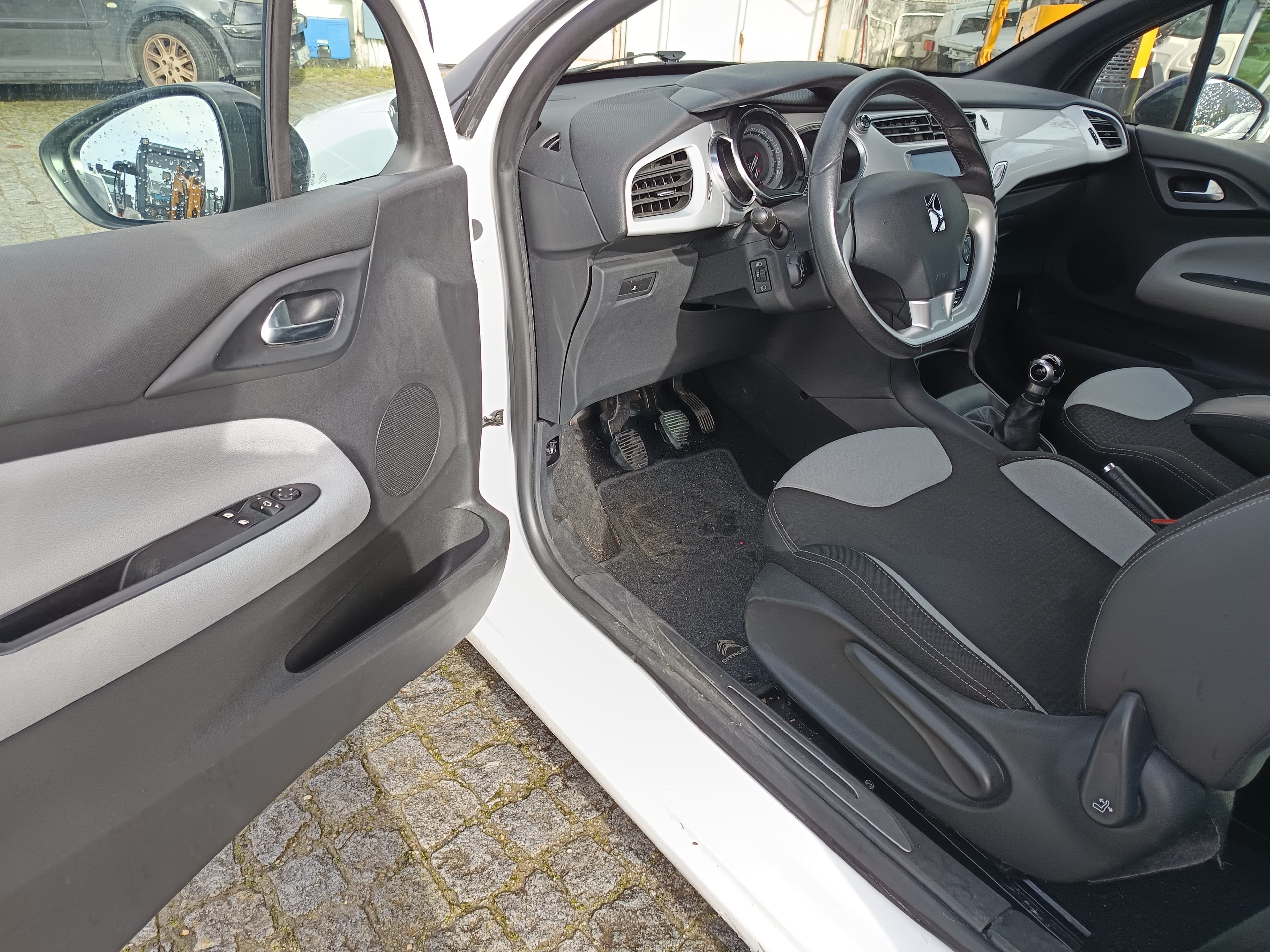 Citroën DS3 · Ano 2013 — imagem 25