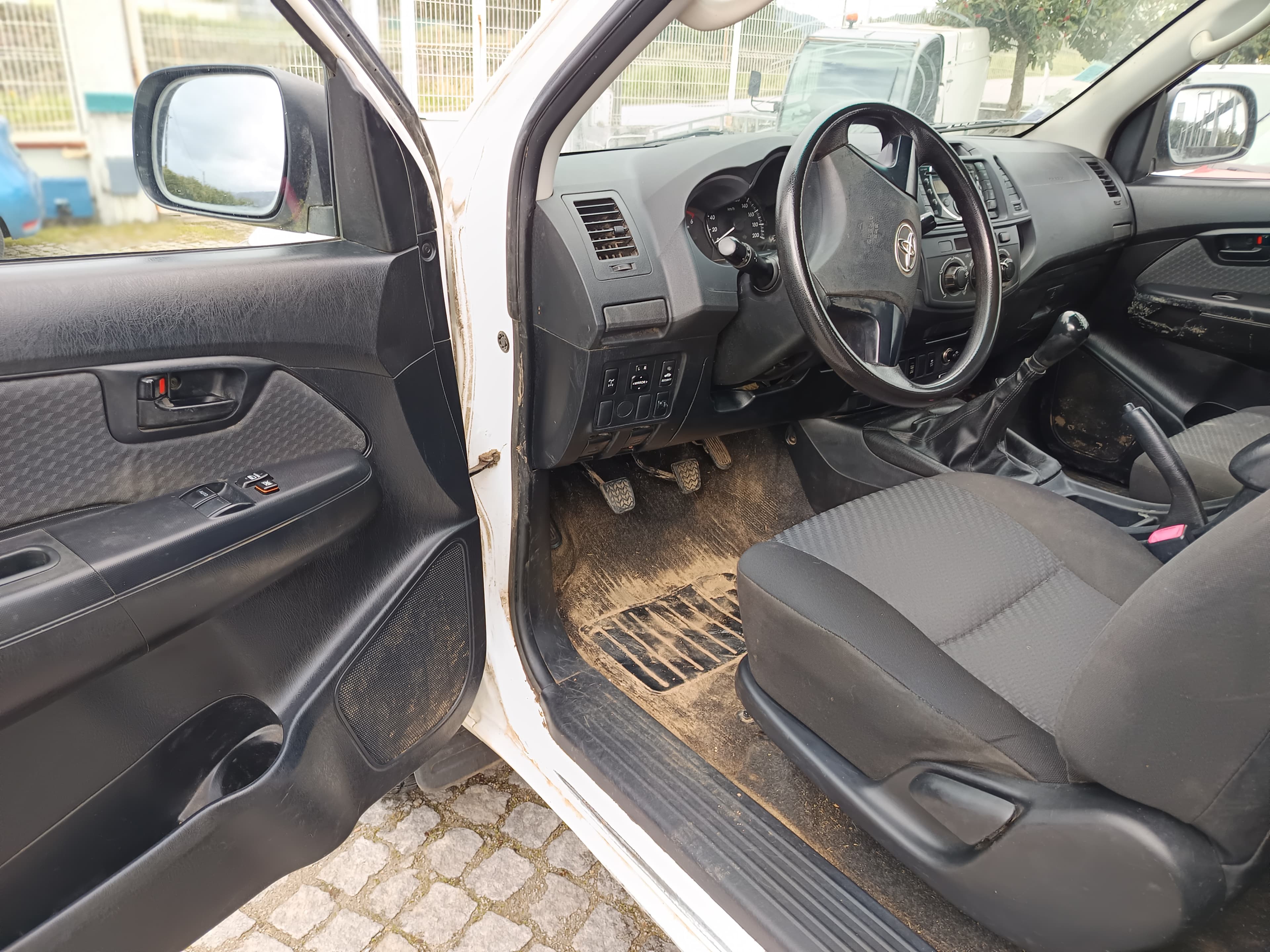 Toyota Hilux · Ano 2015 — image 20