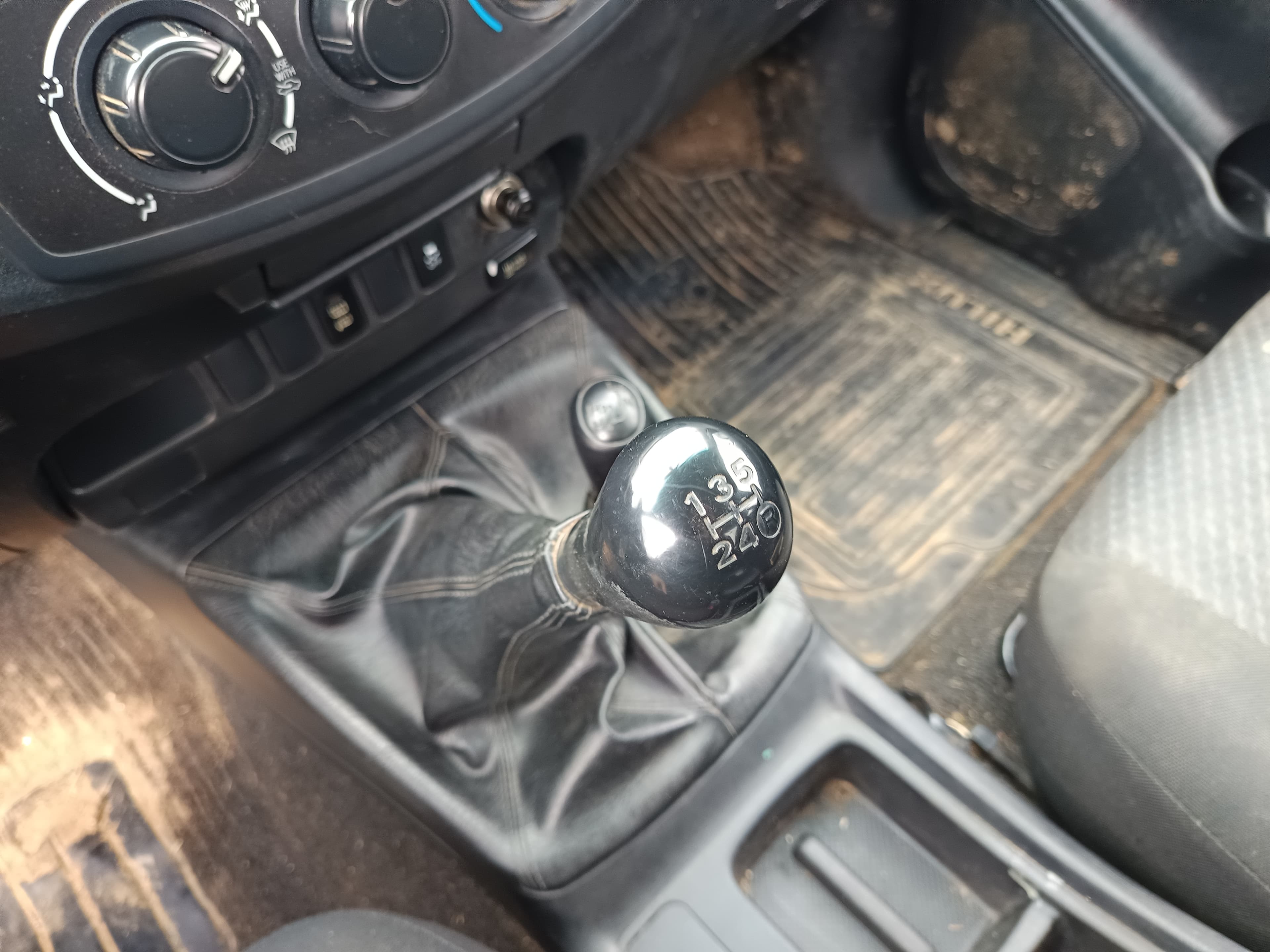 Toyota Hilux · Ano 2015 — image 26