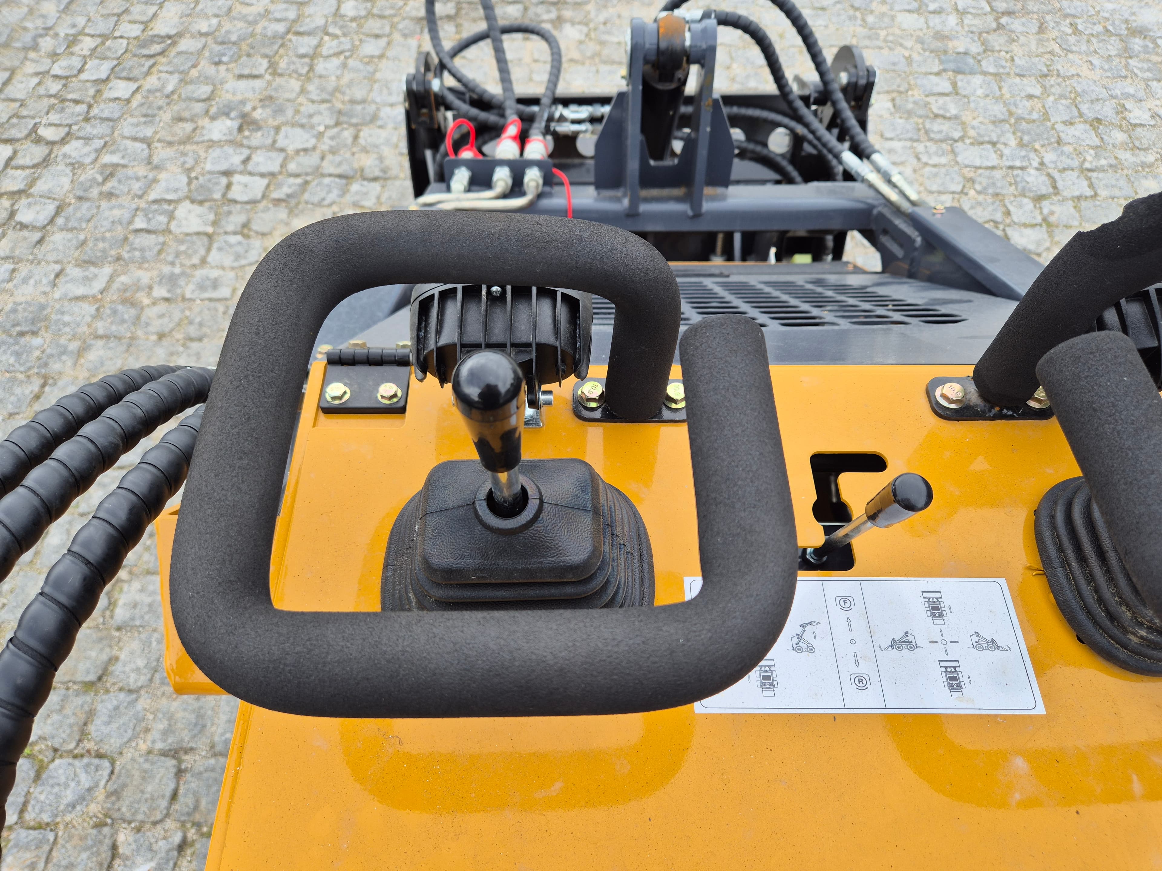 Mini Giratória Infront YF380 · Ano 2025 — imagem 14