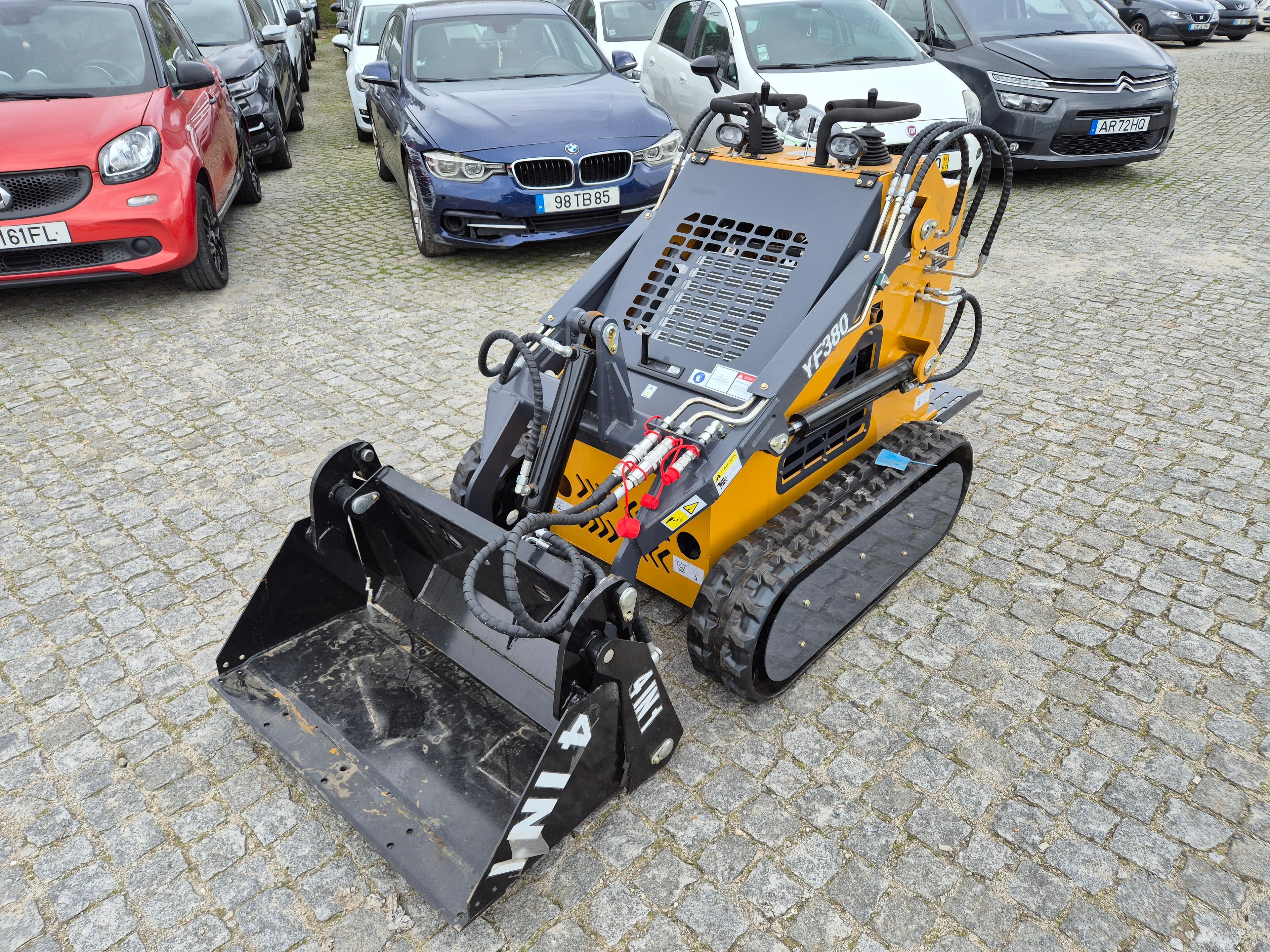 Mini Giratória Infront YF380 · Ano 2025 — imagem 3