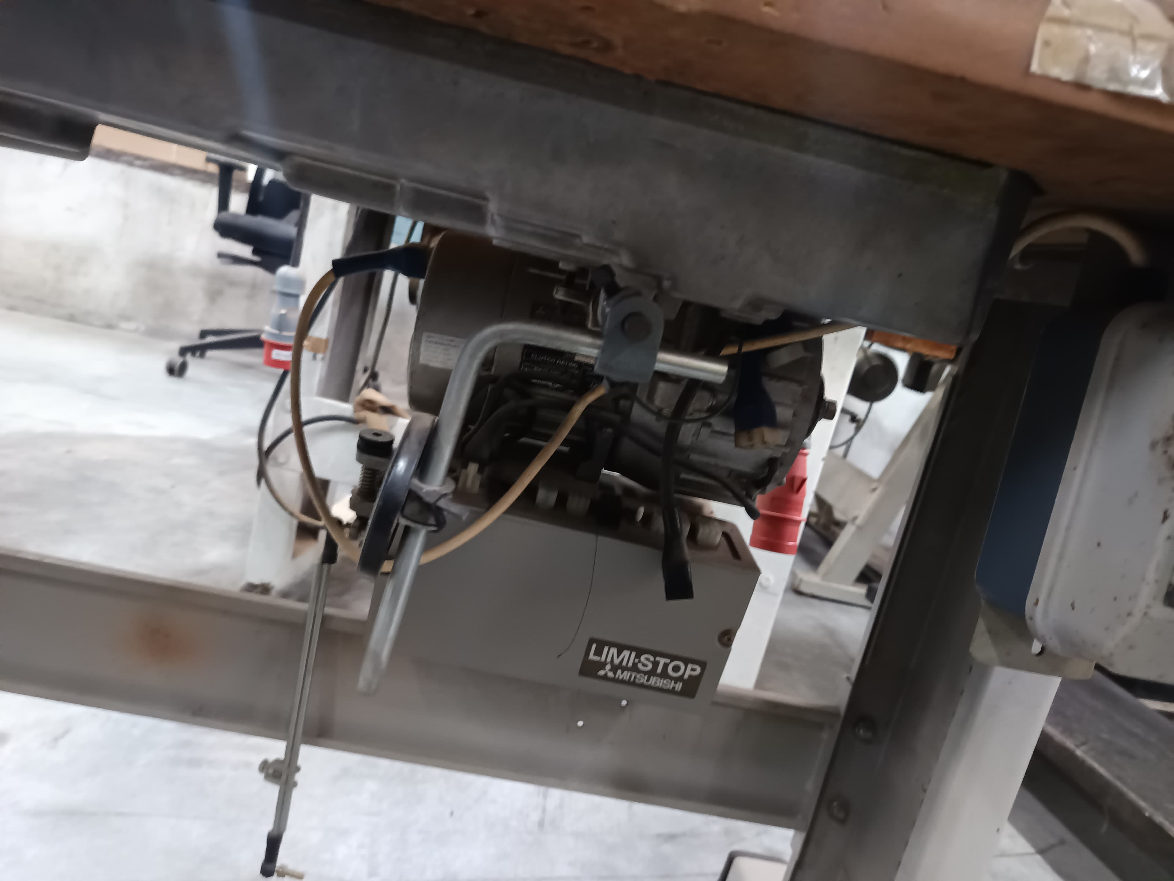 Máquina de Costura Mitsubishi — imagem 3