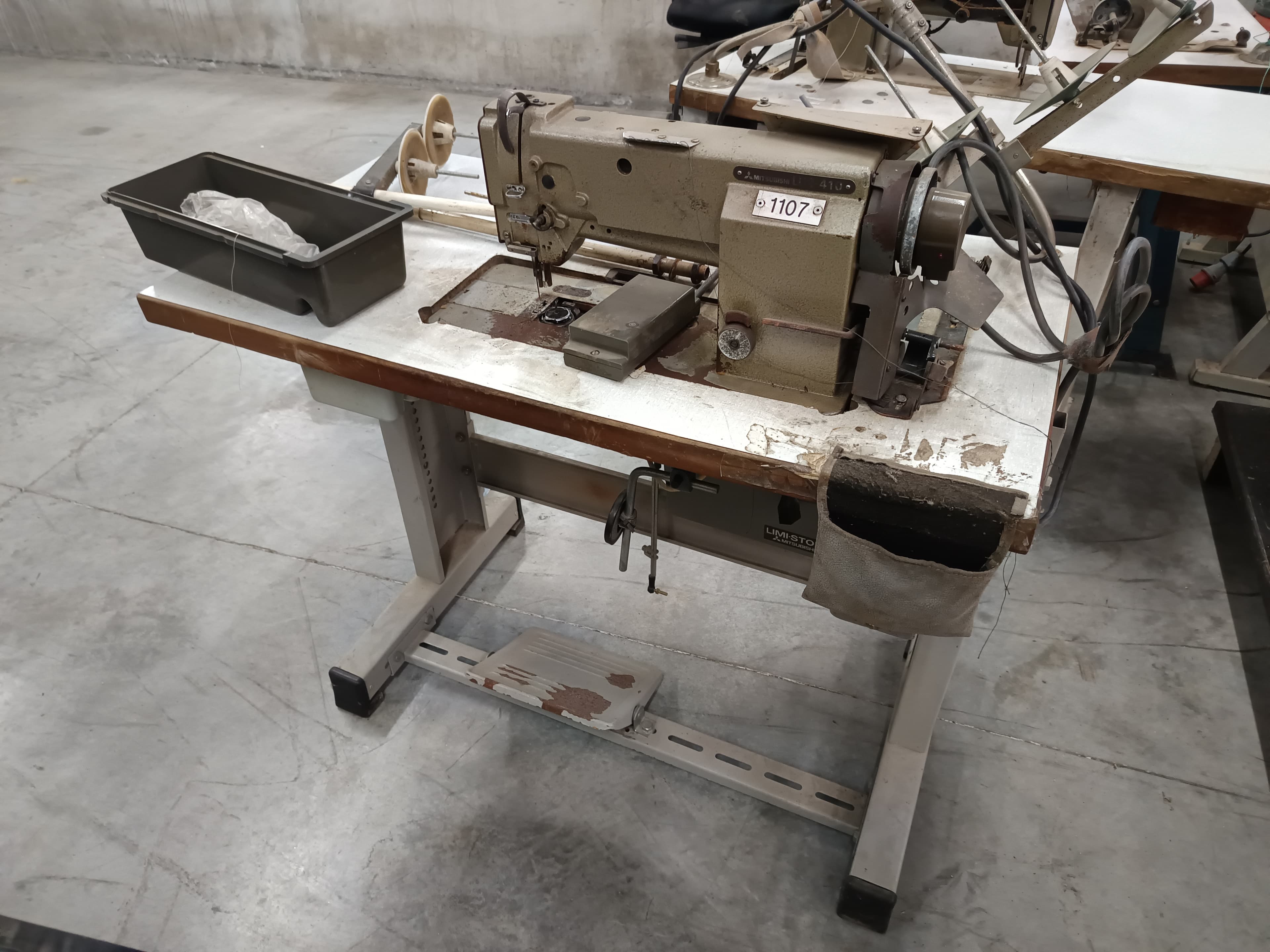 Máquina de Costura Mitsubishi — imagem 1