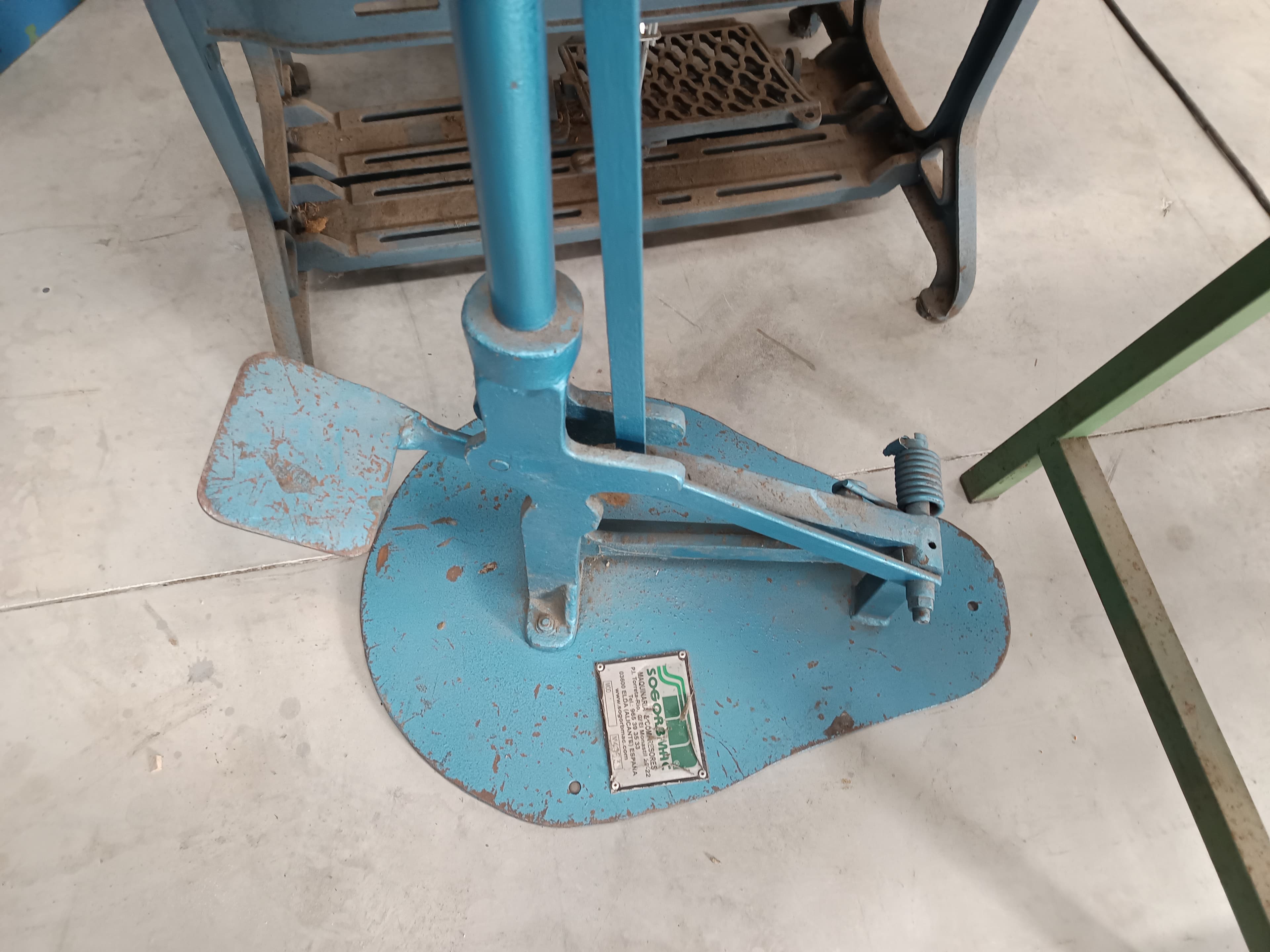 Máquina Manual para Remoção de Formas de Sapatos Sogorbmac — imagem 2