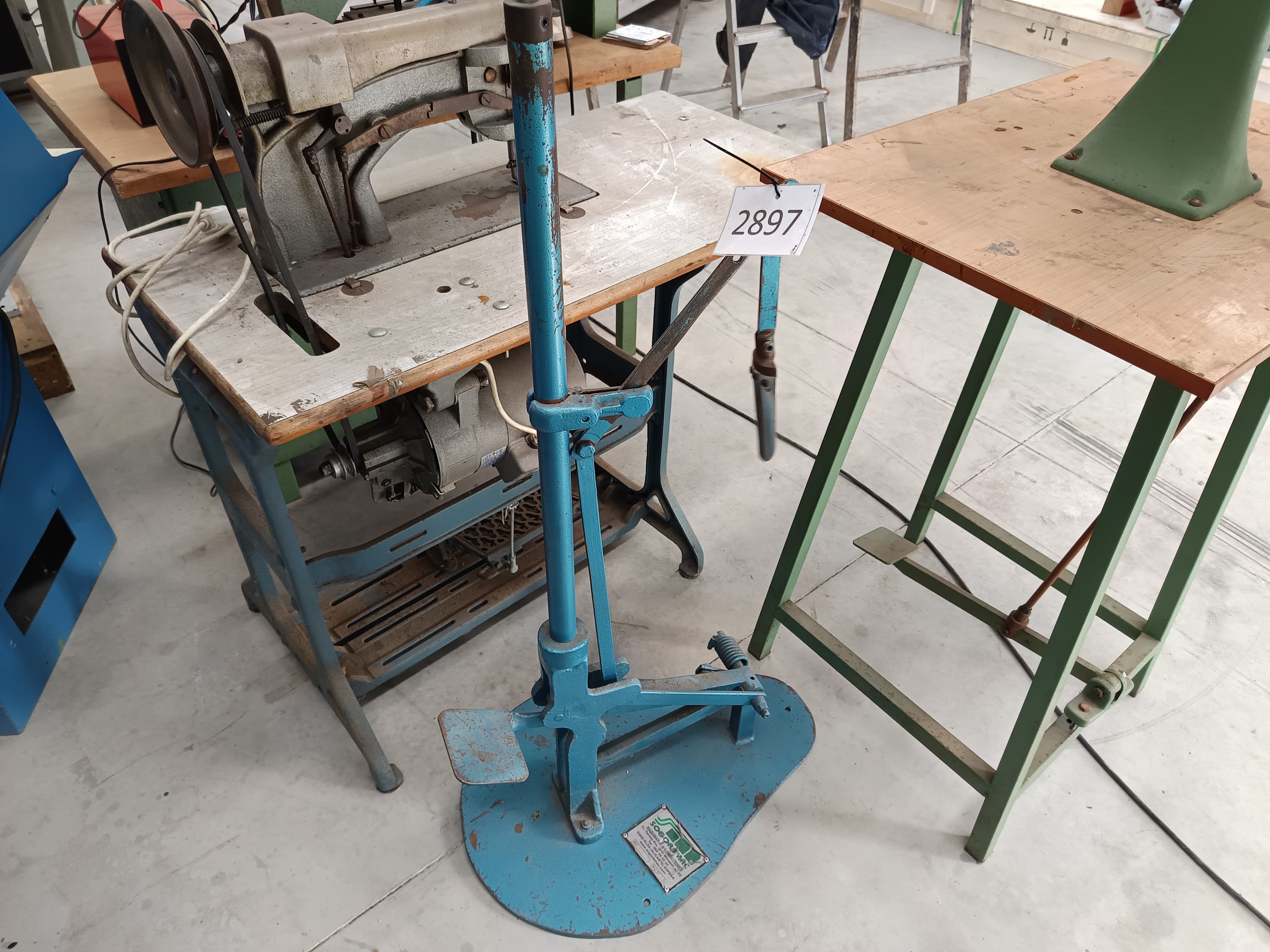 Máquina Manual para Remoção de Formas de Sapatos Sogorbmac — imagem 1