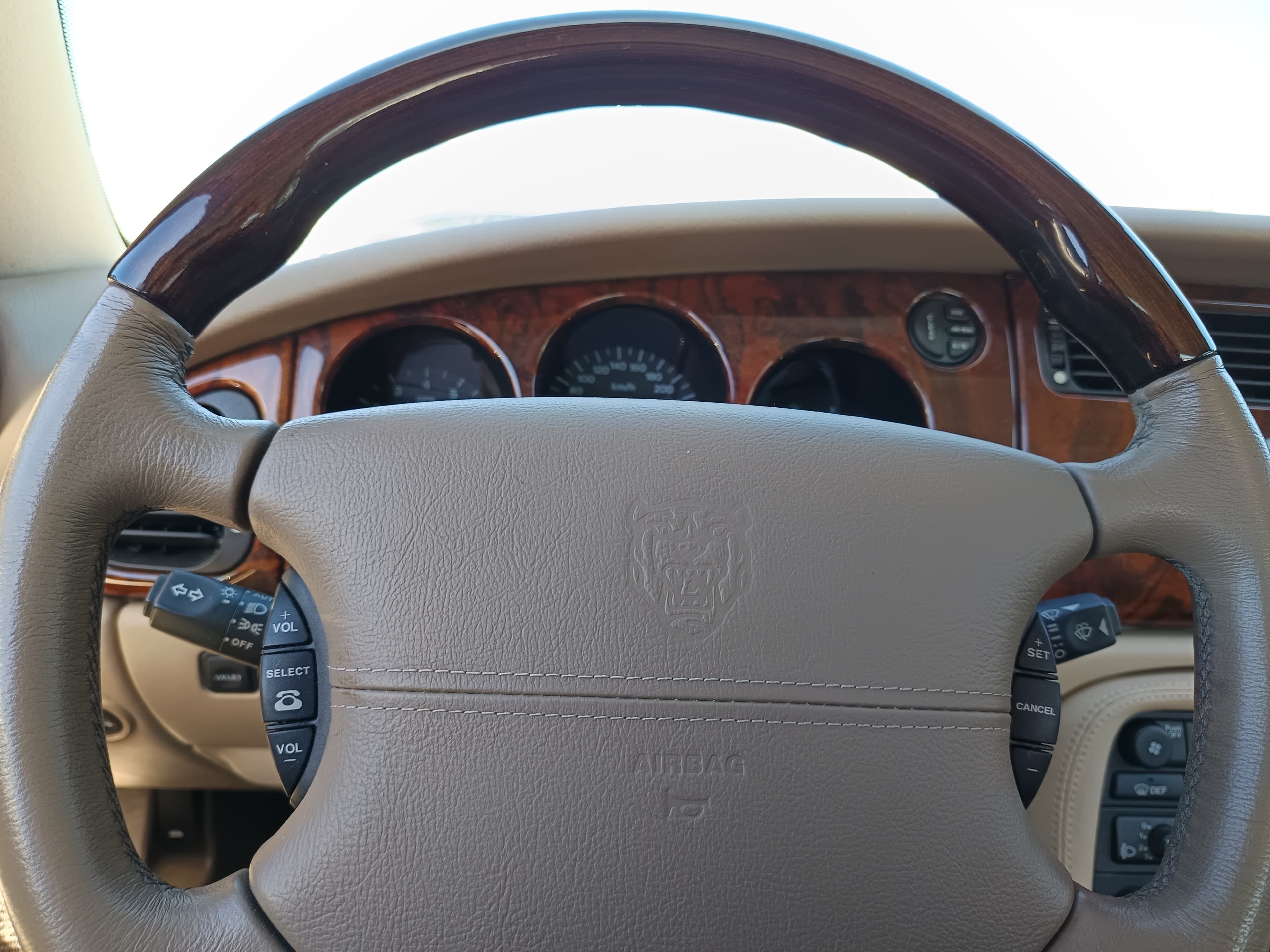 Jaguar XK8 · Ano 2001 — image 33