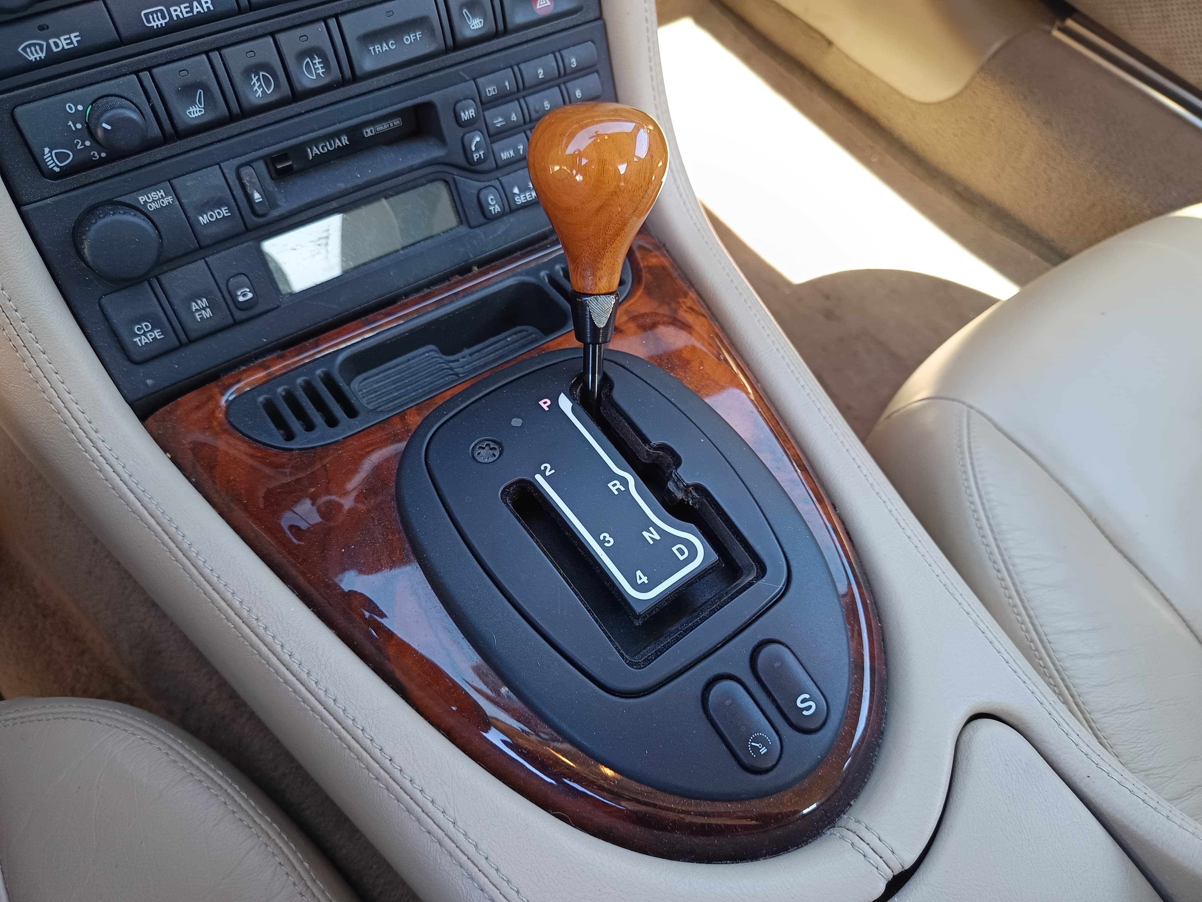 Jaguar XK8 · Ano 2001 — image 32