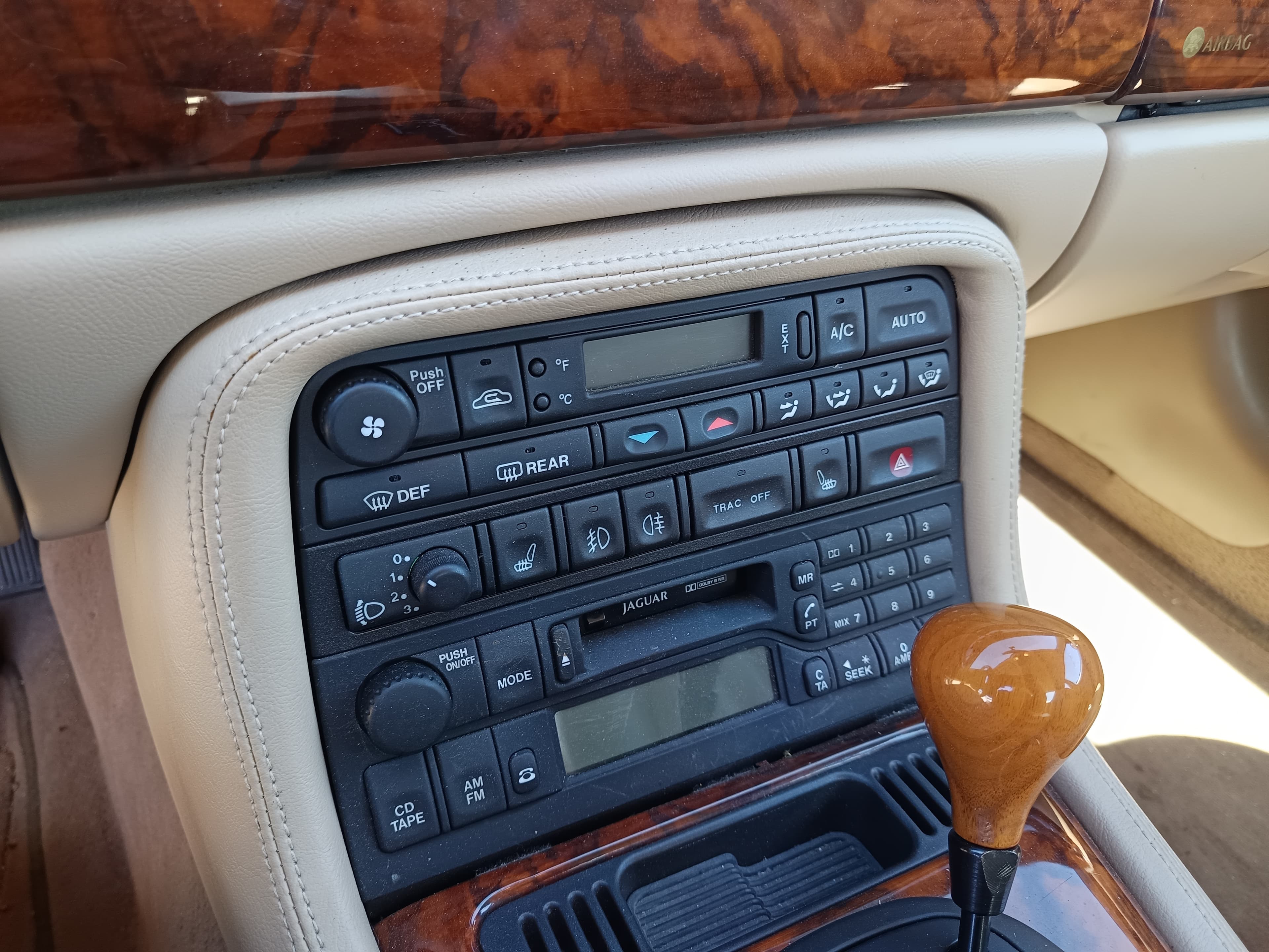 Jaguar XK8 · Ano 2001 — image 31