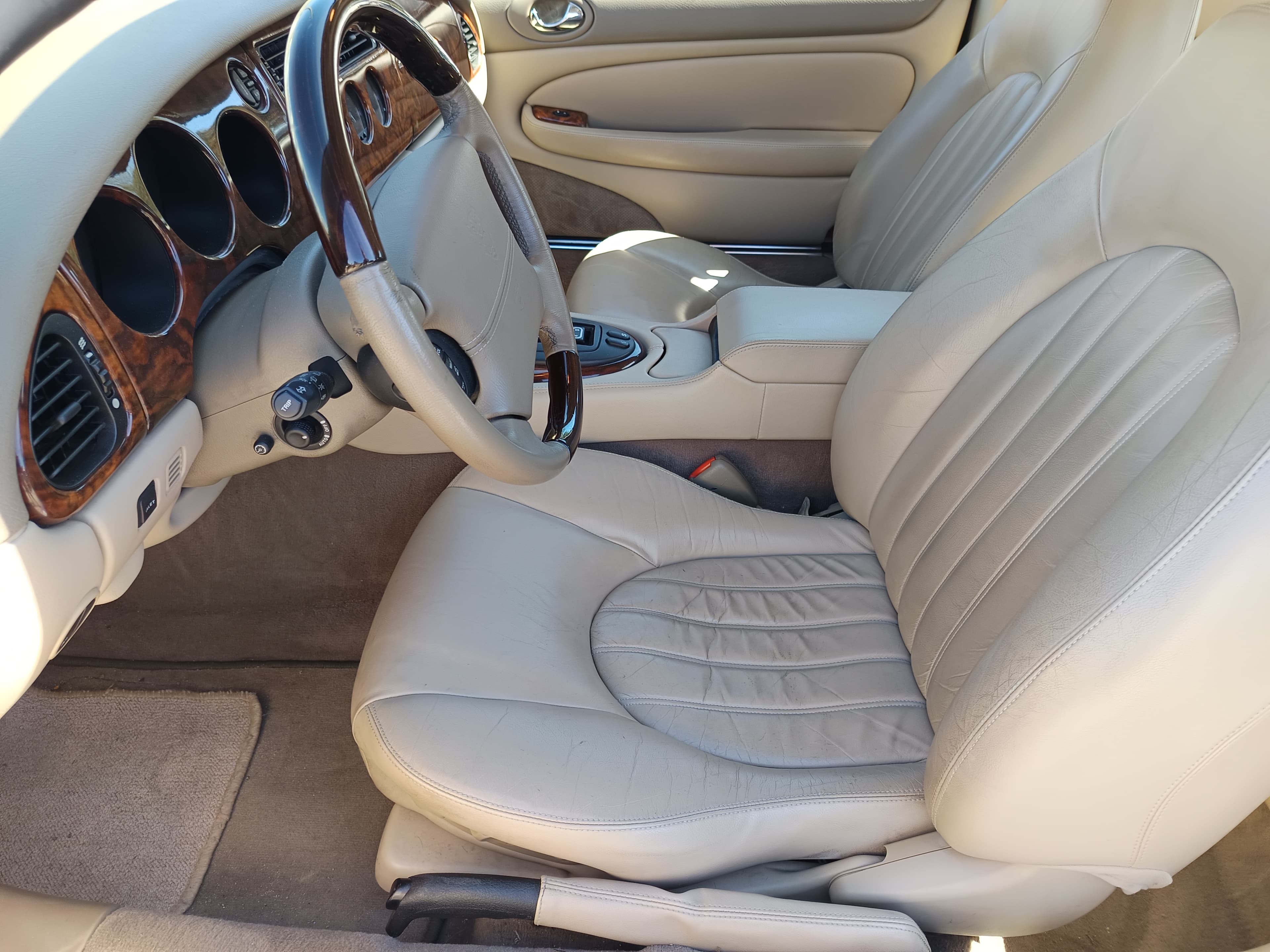 Jaguar XK8 · Ano 2001 — image 24