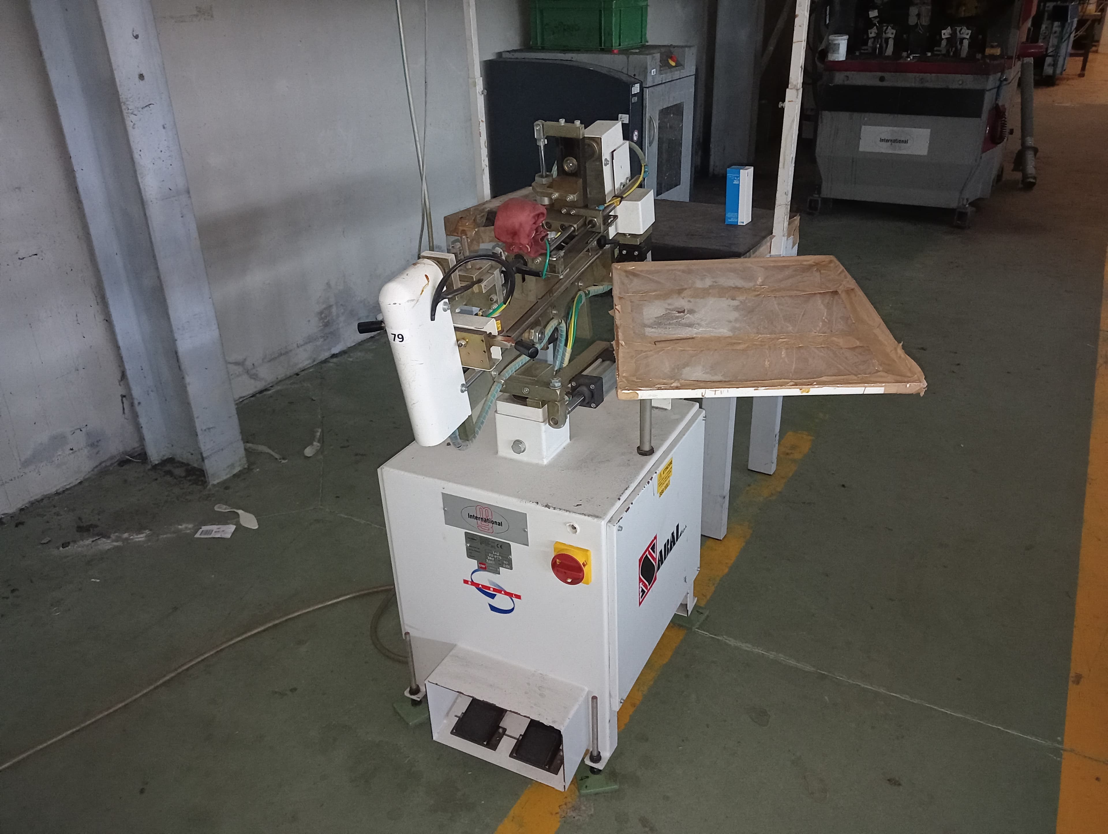 Machine à clouer — image 1